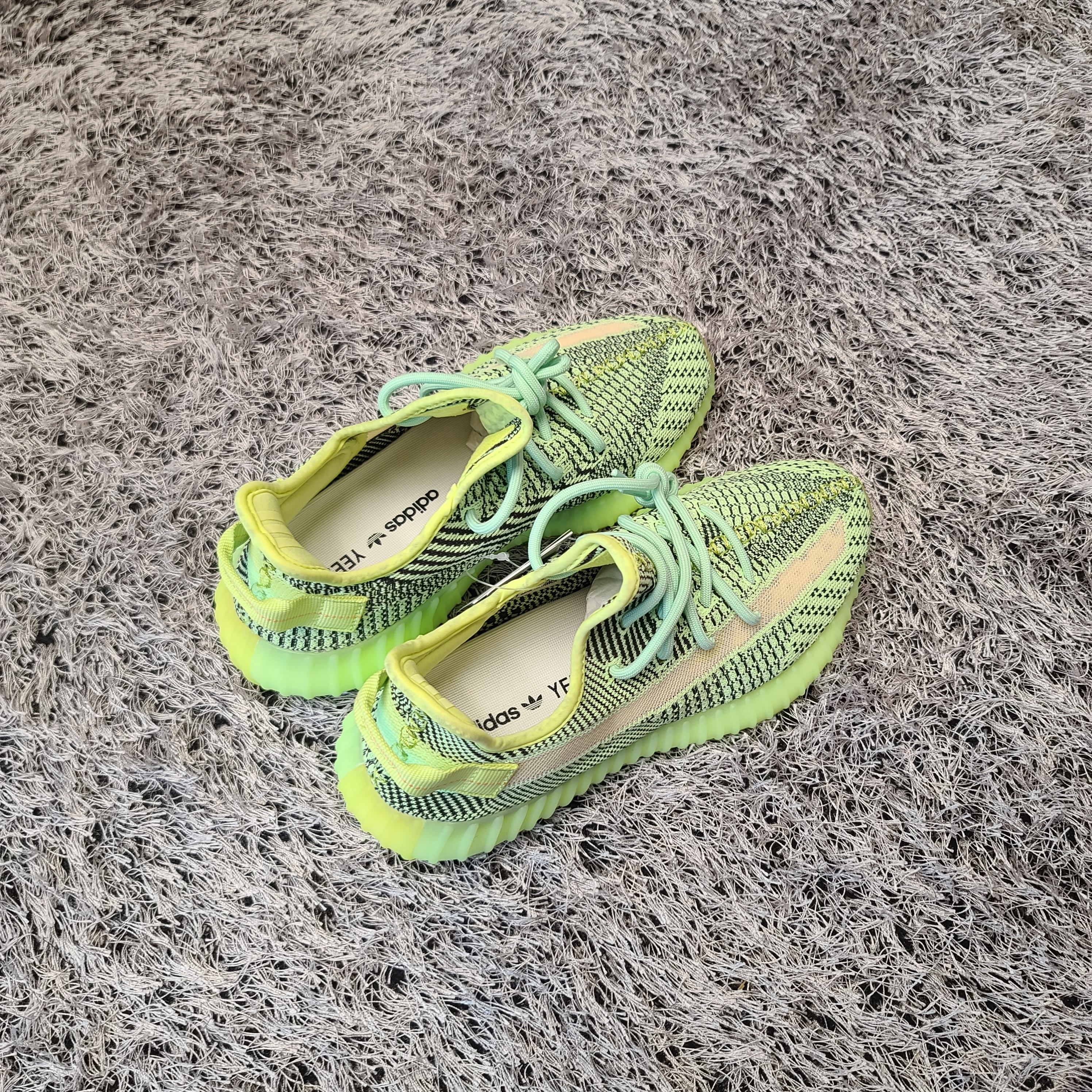 Adidas Yeezy Boost 350 V2 Yeezreel - Non-Reflective 착용 스타일 - 1