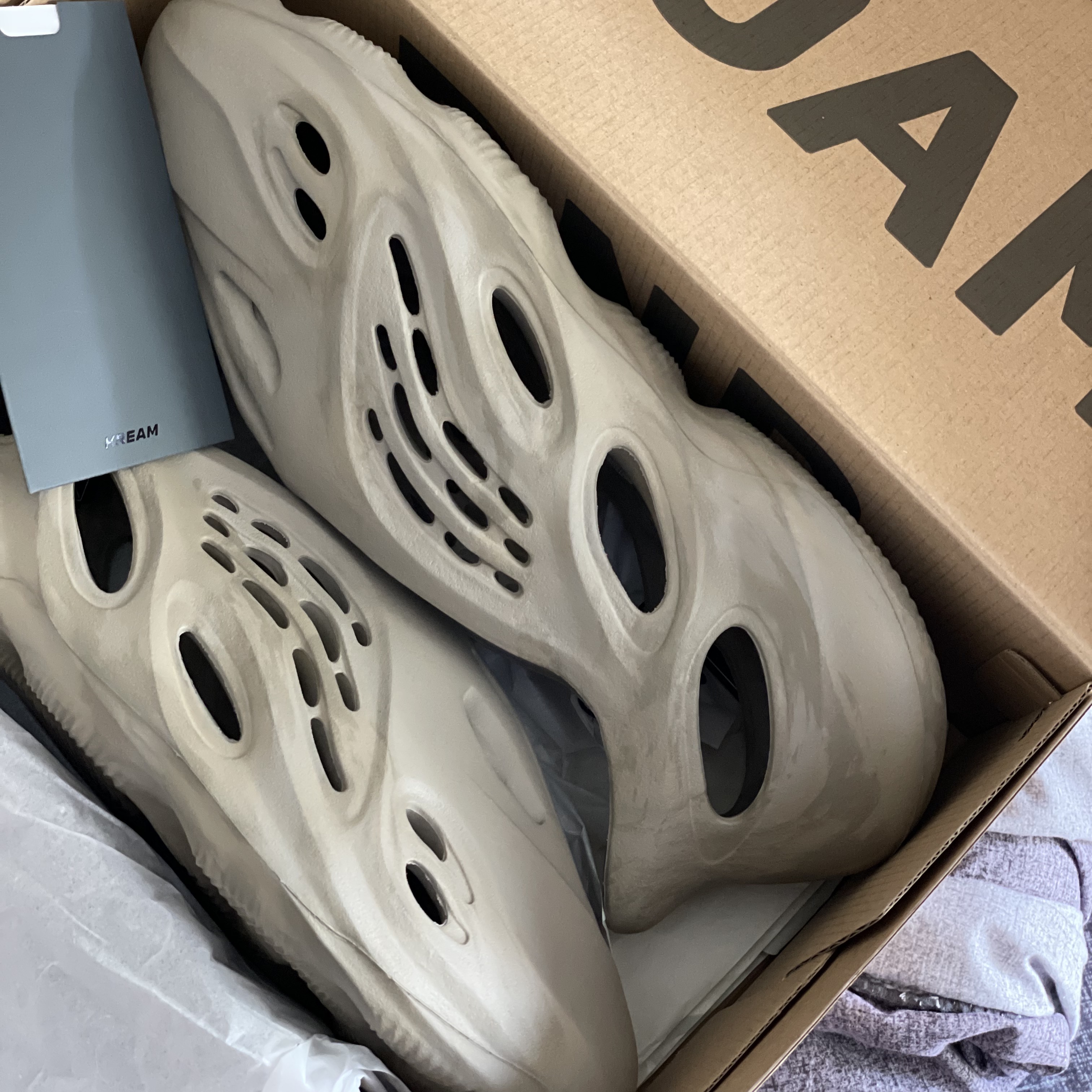 Adidas Yeezy Foam RNNR Stone Sage 착용 스타일 - 2