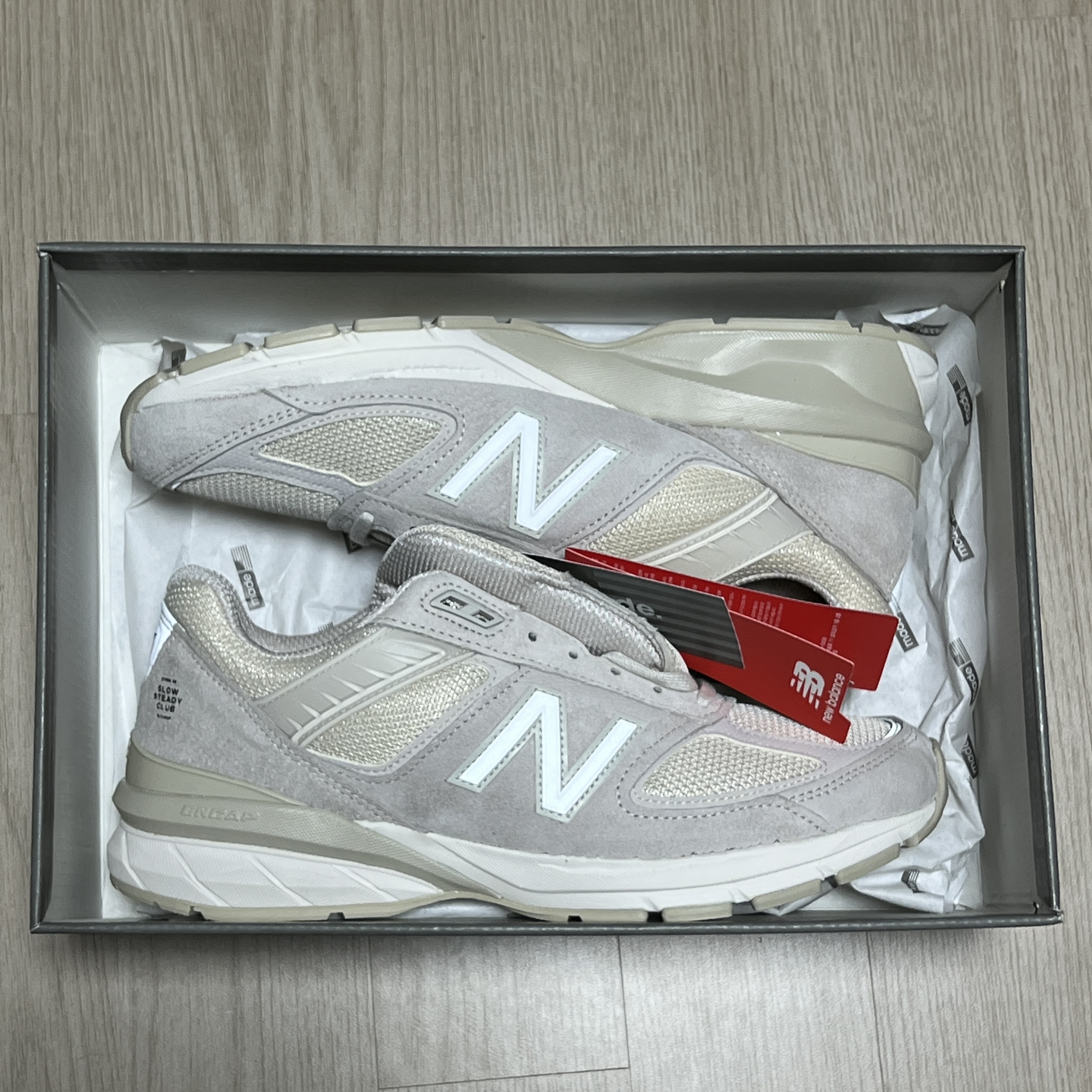 New Balance x Slow Steady Club 990v5 Made in USA Paper 착용 스타일 - 2