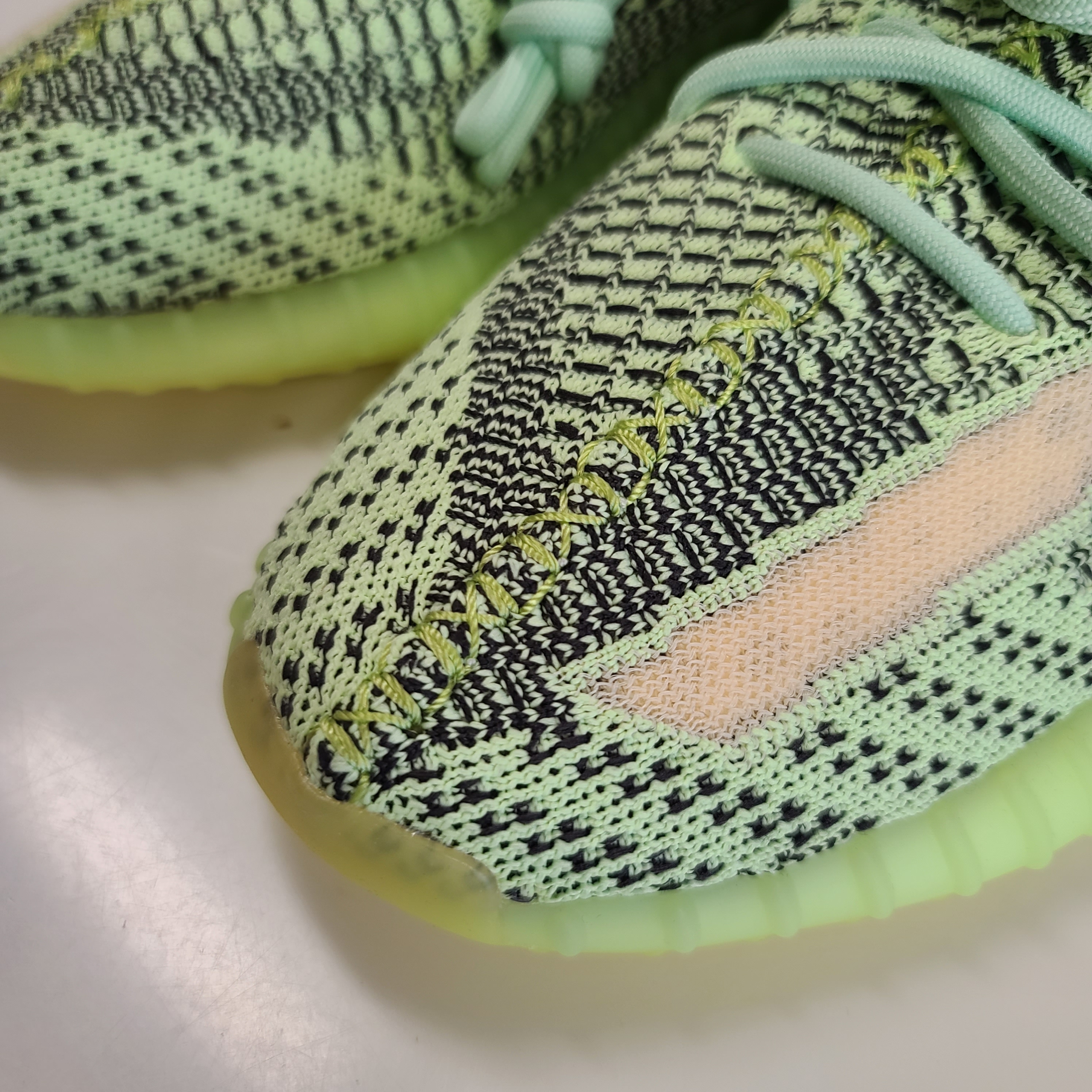 Adidas Yeezy Boost 350 V2 Yeezreel - Non-Reflective 착용 스타일 - 2