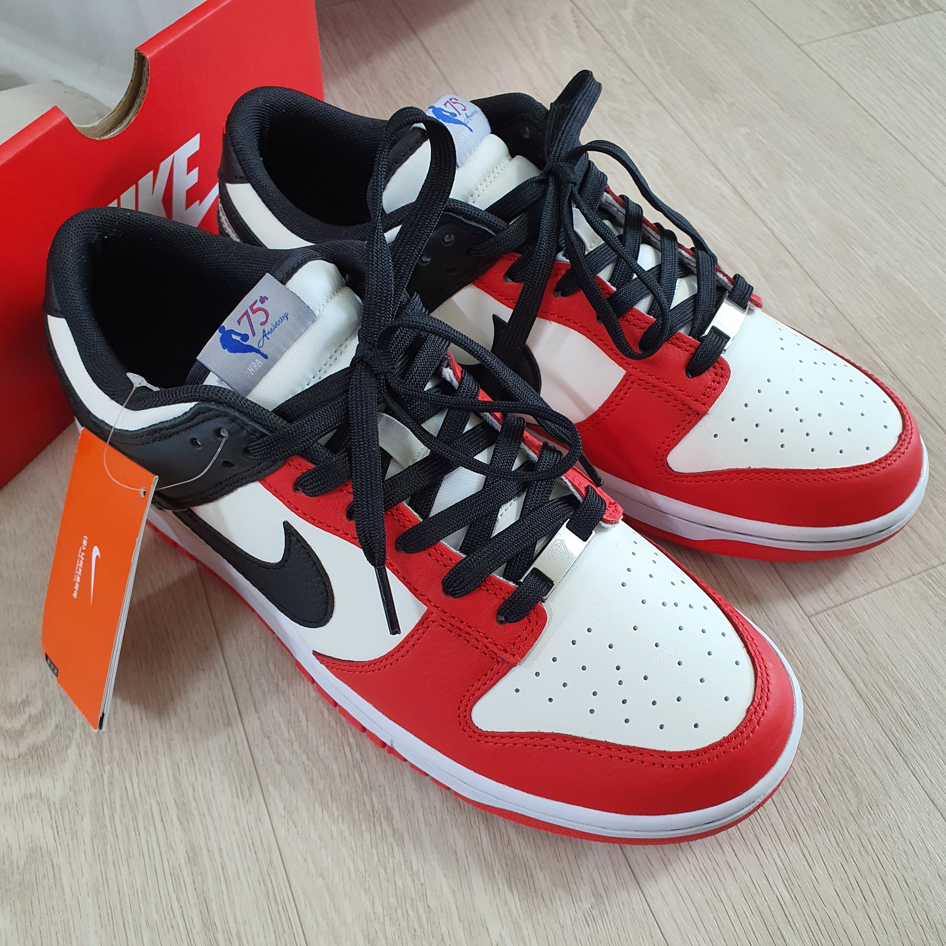 Nike x NBA Dunk Low Retro EMB Black and Chile Red 착용 스타일
