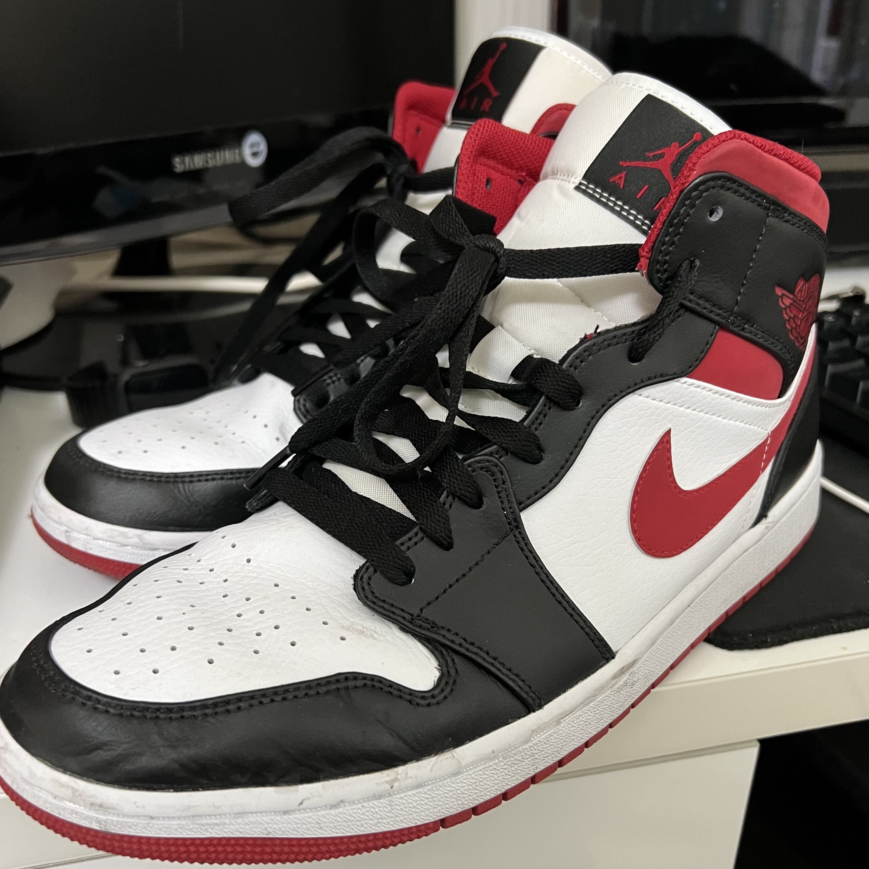 Jordan 1 Mid Gym Red Black White 착용 스타일