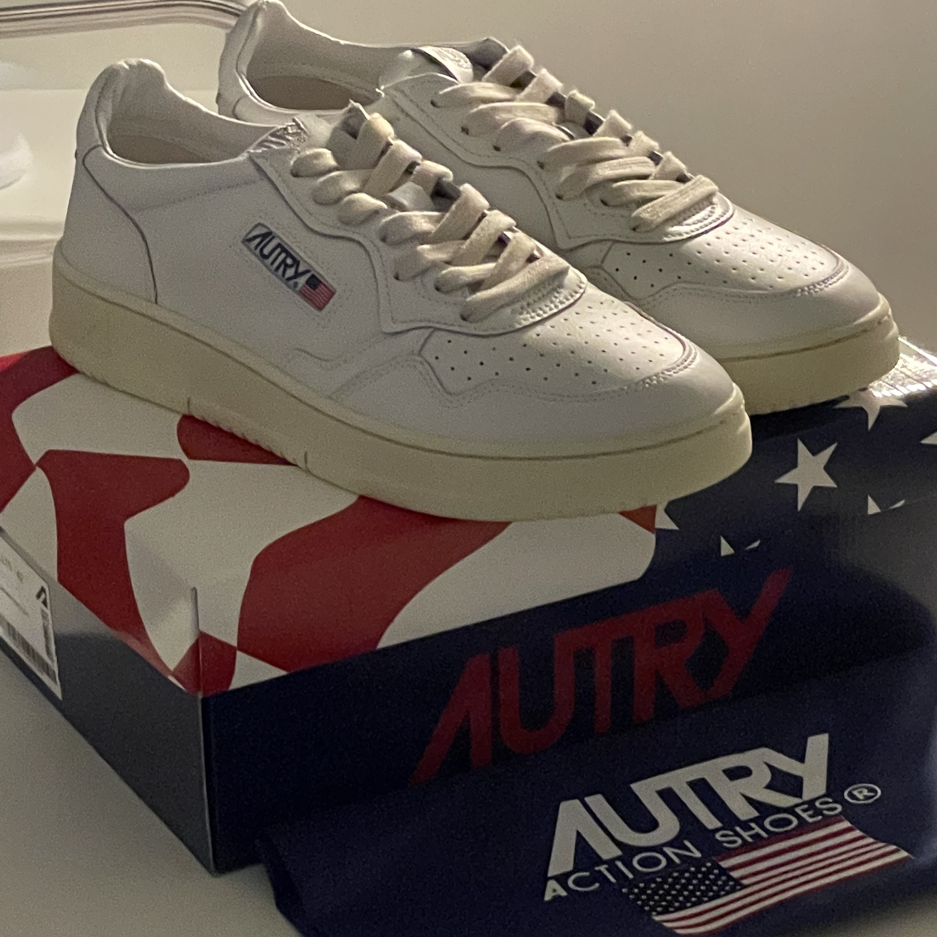 Autry Medalist Low Leather Sneakers White 착용 스타일