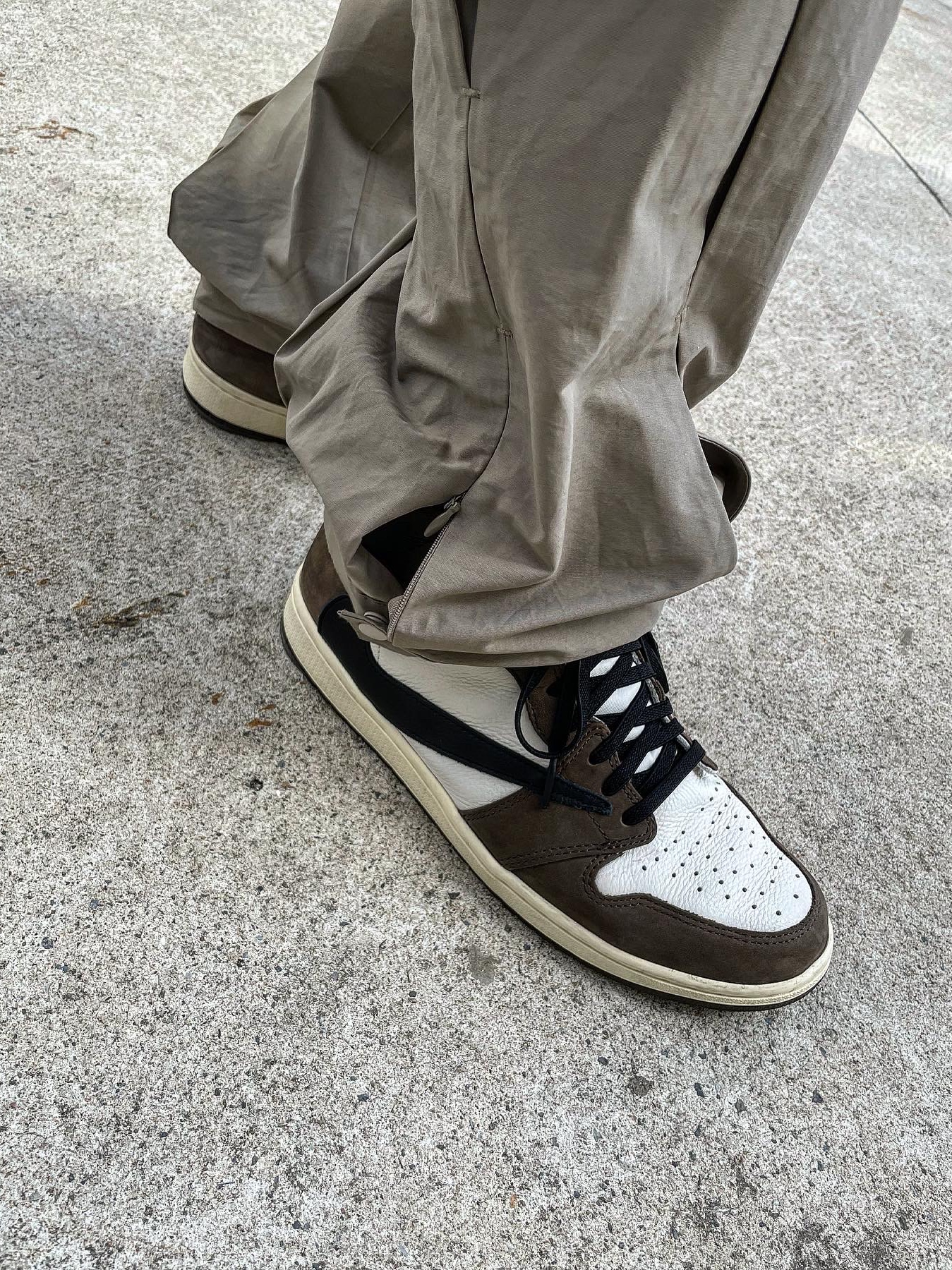 Jordan 1 x Travis Scott Retro High OG SP Mocha, Jordan x Travis Scott T-Shirt 착용 스타일 - 3