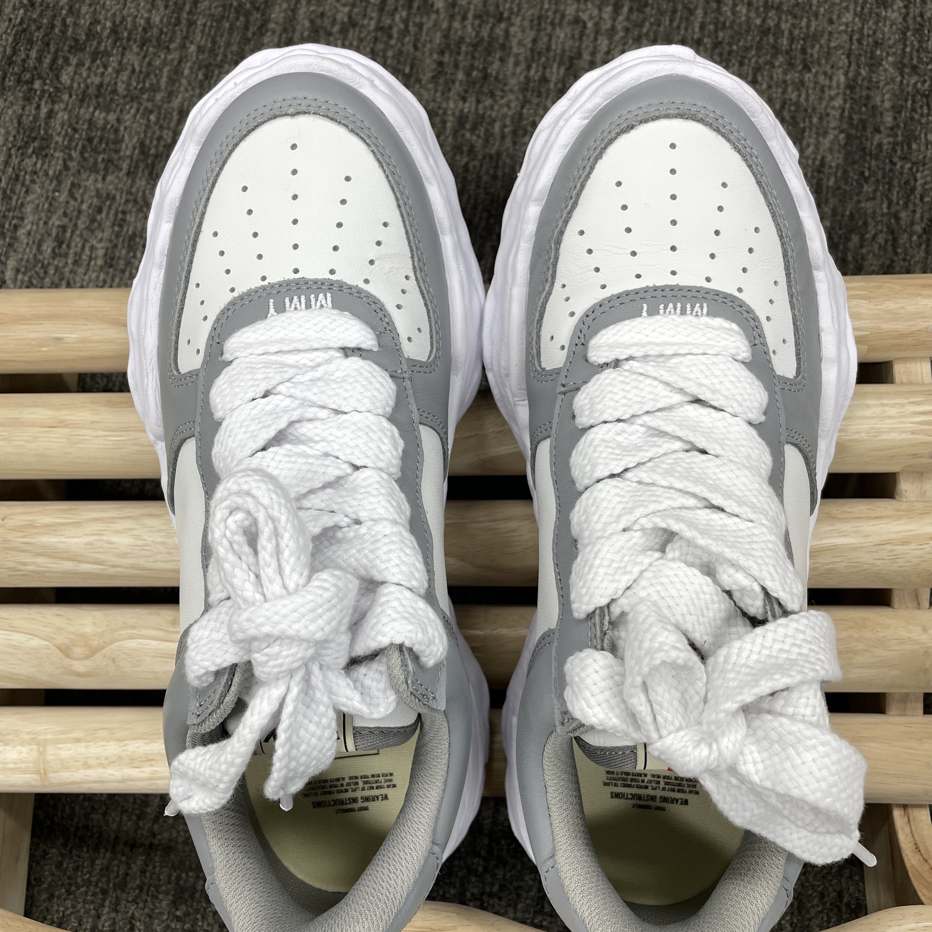 Maison Mihara Yasuhiro Wayne OG Sole Leather Low-top Sneakers Gray White 착용 스타일 - 4