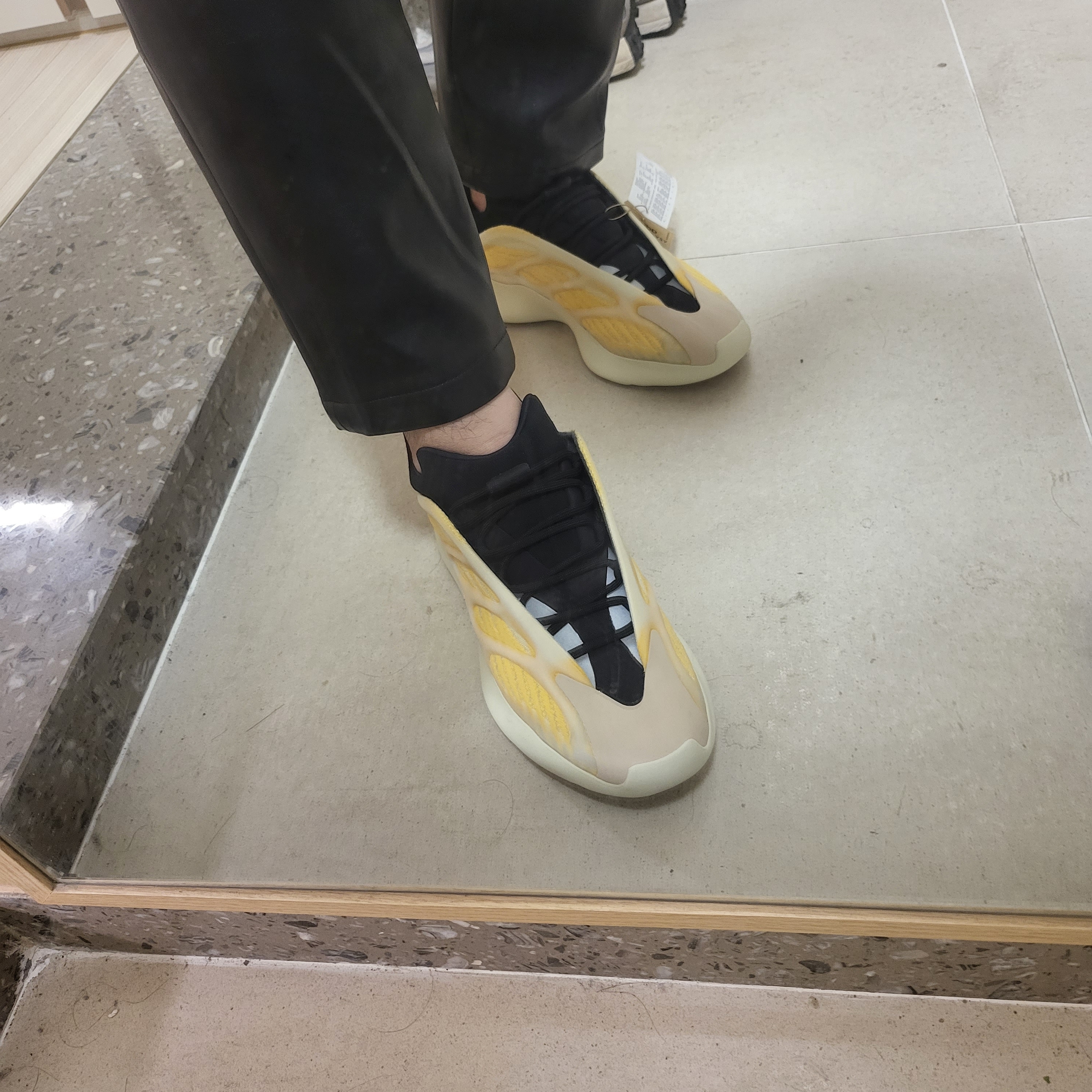 Adidas Yeezy 700 V3 Mono Safflower 착용 스타일 - 2