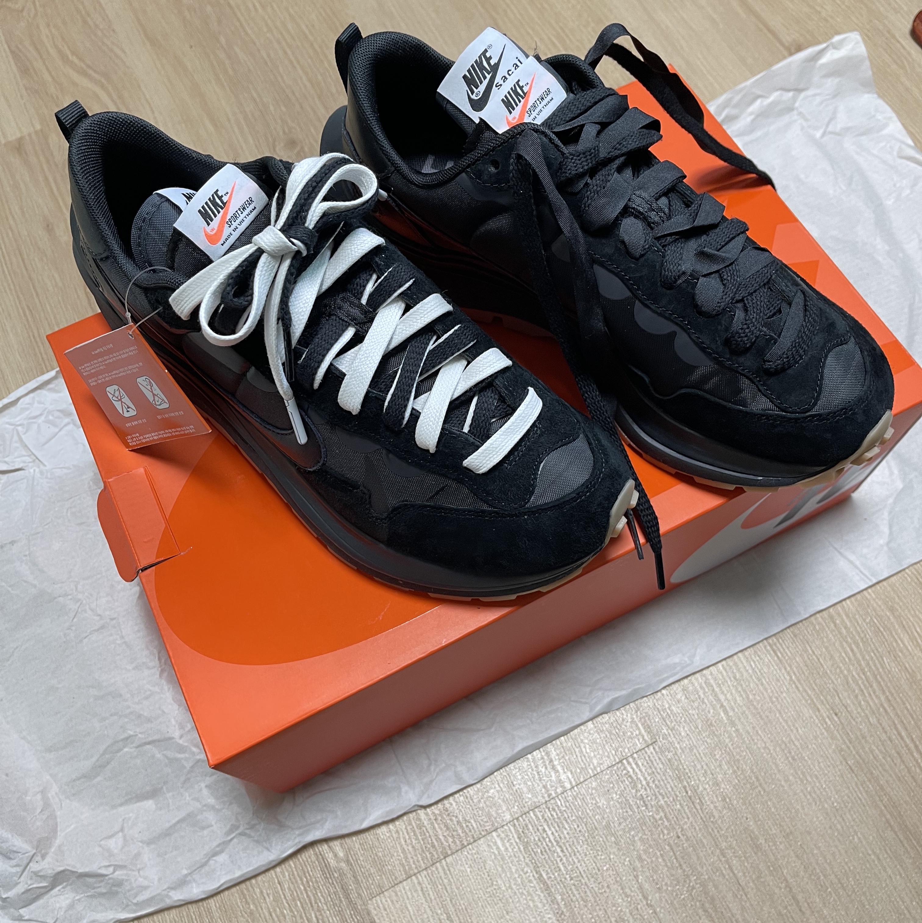 Nike x Sacai VaporWaffle Black and Gum 착용 스타일 - 3