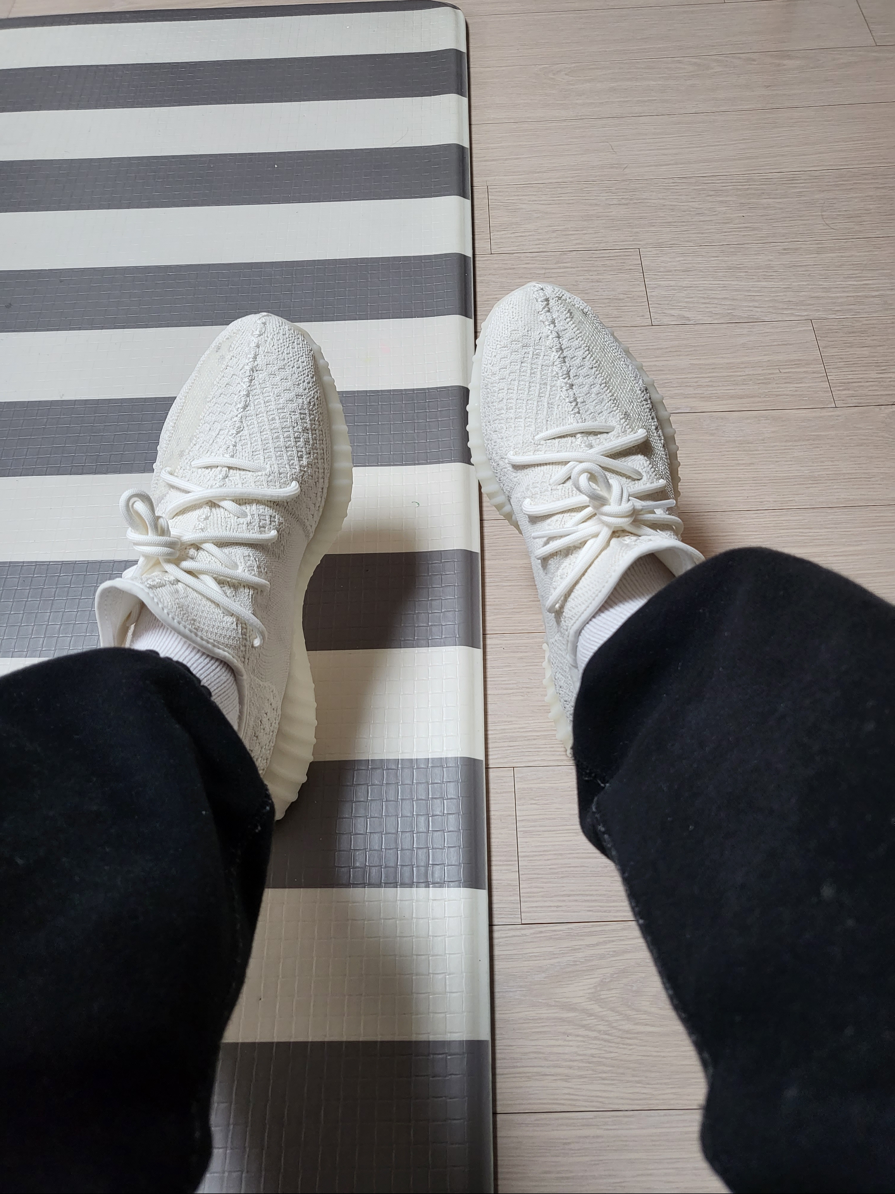 Adidas Yeezy Boost 350 V2 Bone 착용 스타일 - 1