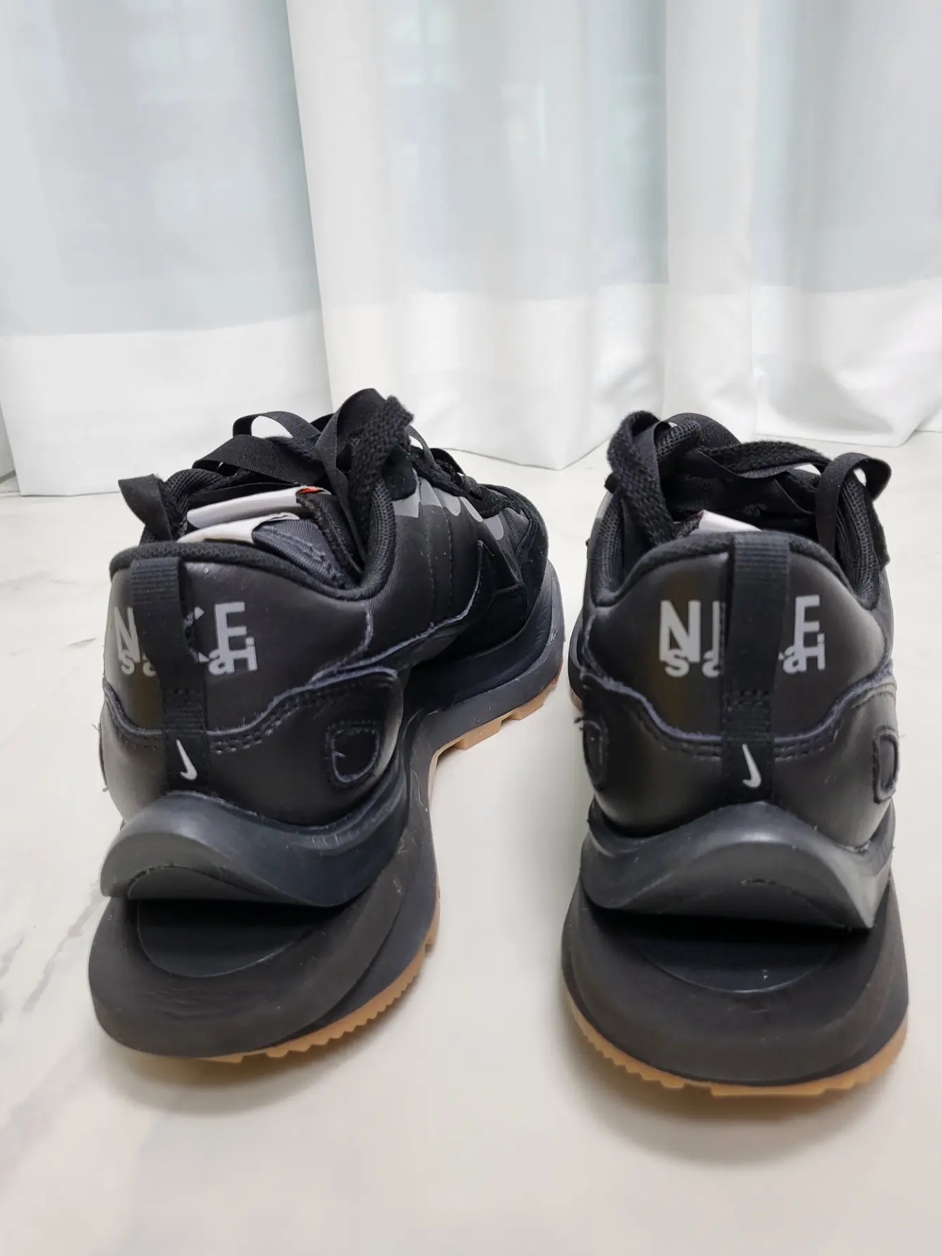 Nike x Sacai VaporWaffle Black and Gum 착용 스타일 - 1