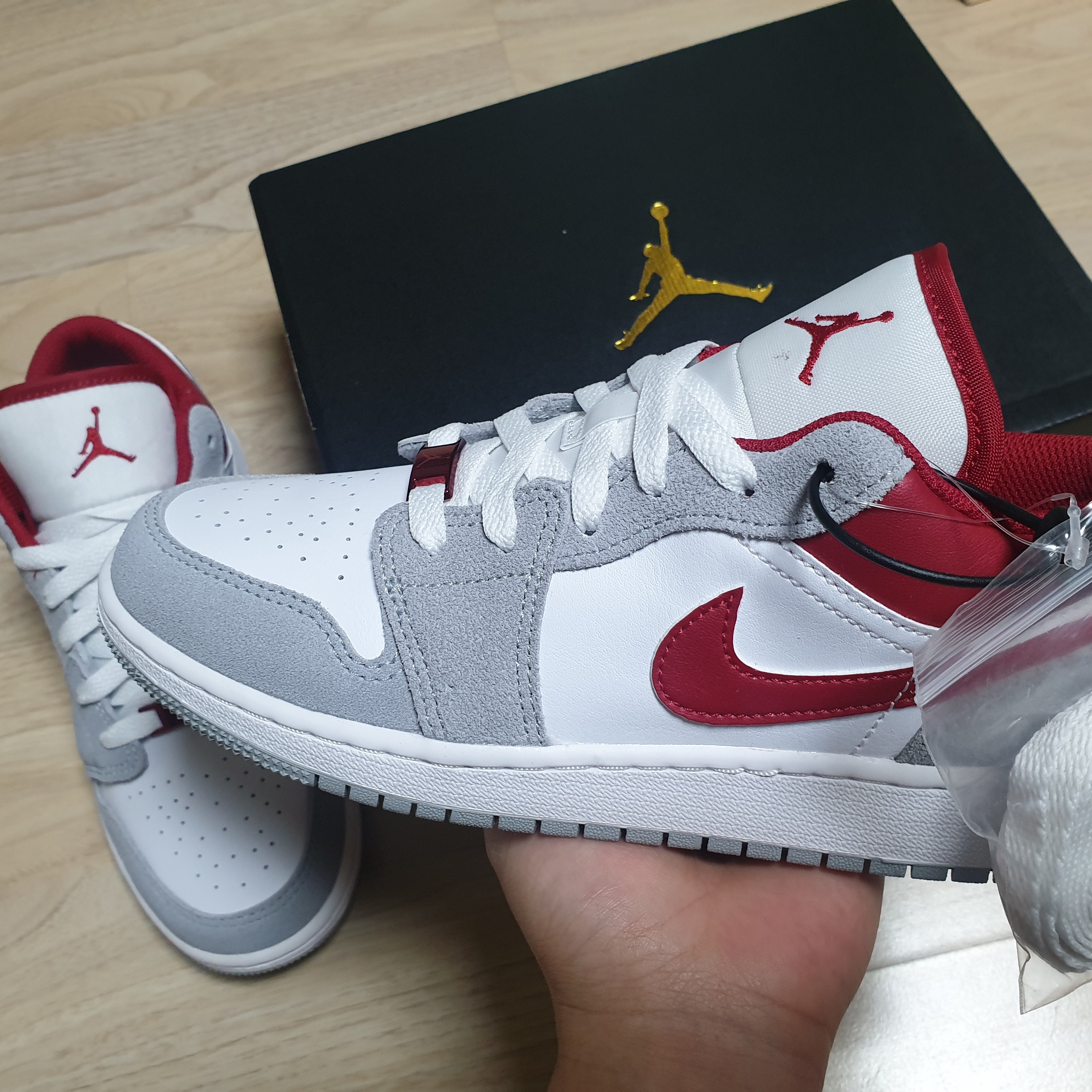 Jordan 1 Low SE Light Smoke Grey Gym Red, (GS) Jordan 1 Low SE Light Smoke Grey Gym Red 착용 스타일
