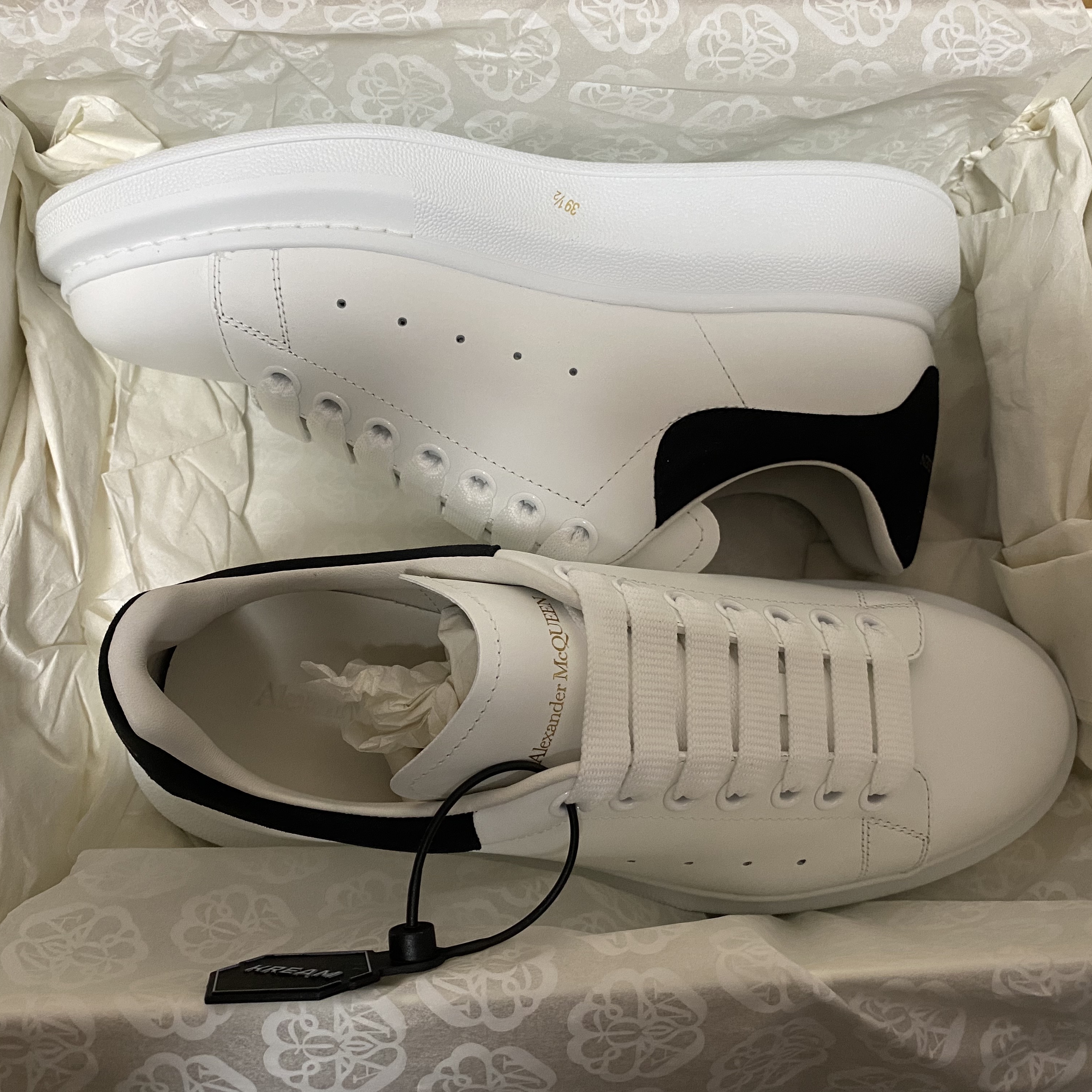 (W) Alexander McQueen Oversized Sneakers White Black 착용 스타일 - 2