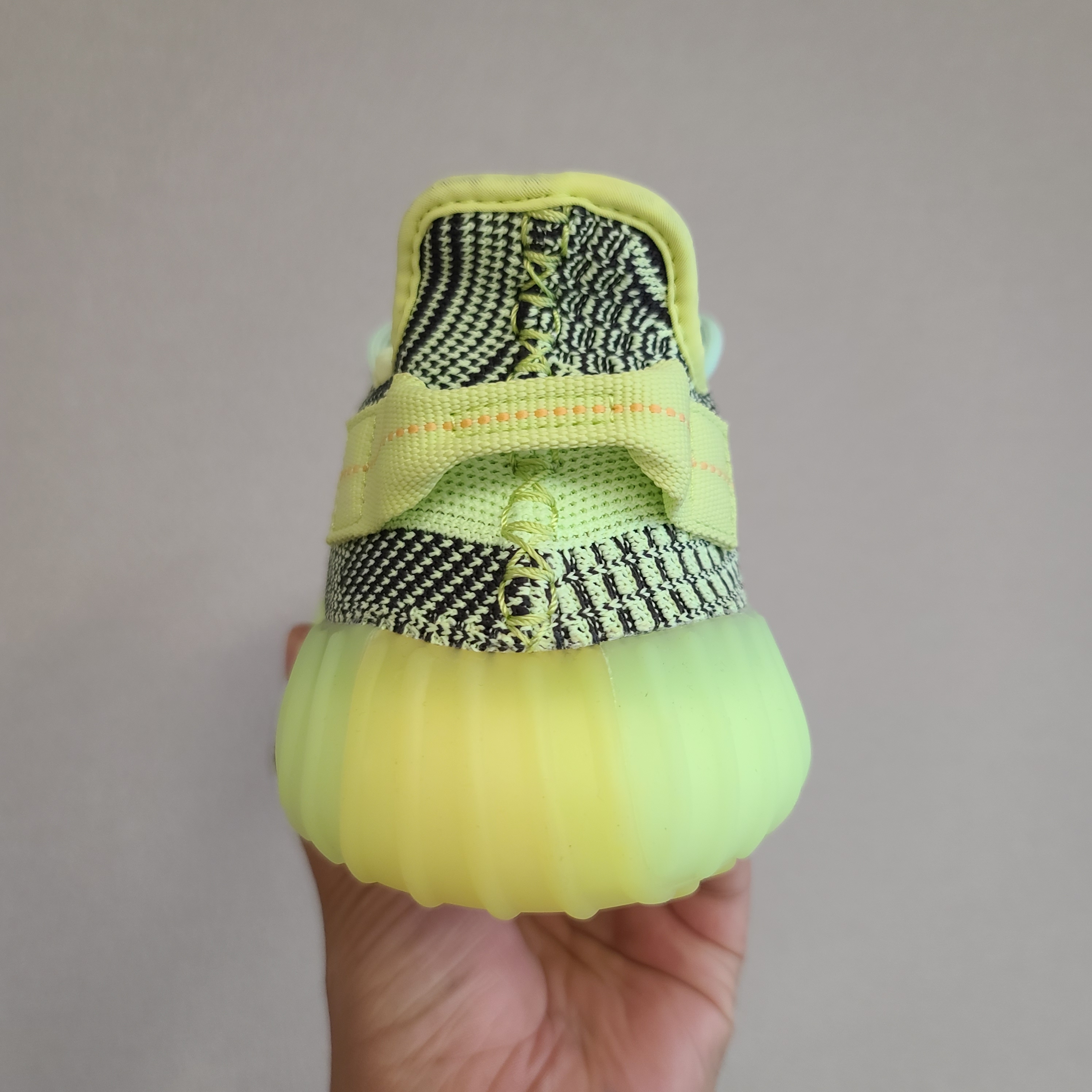 Adidas Yeezy Boost 350 V2 Yeezreel - Non-Reflective 착용 스타일 - 3