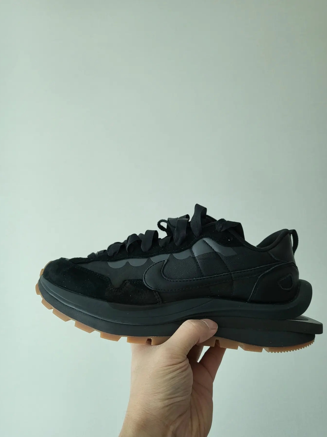 Nike x Sacai VaporWaffle Black and Gum 착용 스타일 - 2
