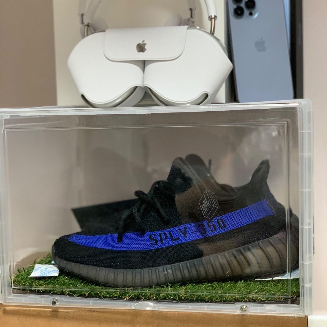 Adidas Yeezy Boost 350 V2 Dazzling Blue 착용 스타일