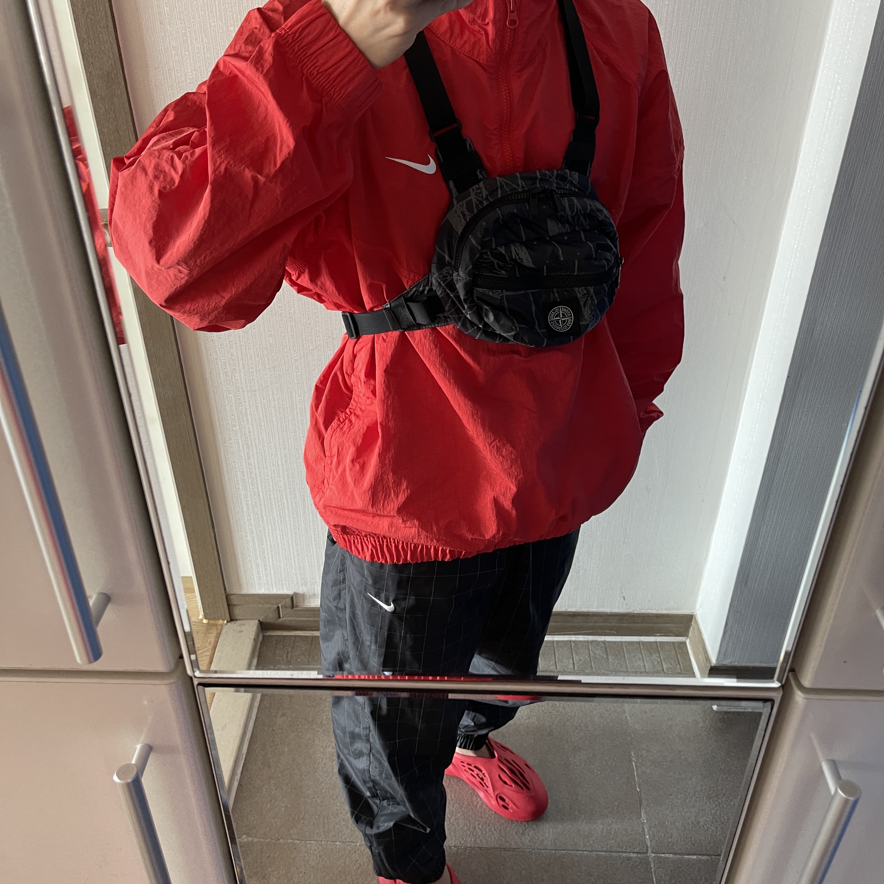 Nike x Stussy Windrunner Jacket Habanero Red 착용 스타일 - 1