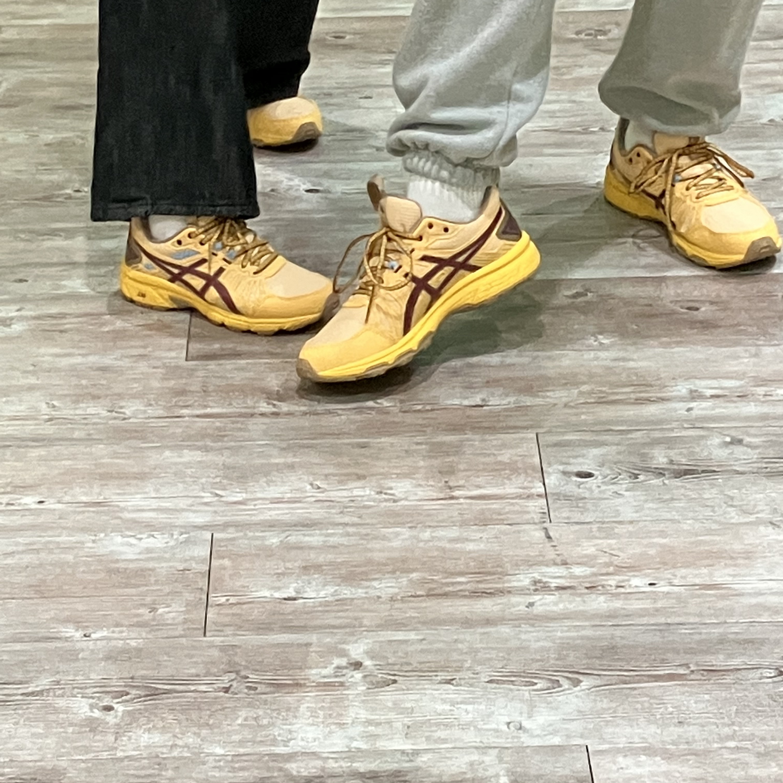 Asics HN1-S Gel-Venture 7 Yellow Ox Brown 착용 스타일