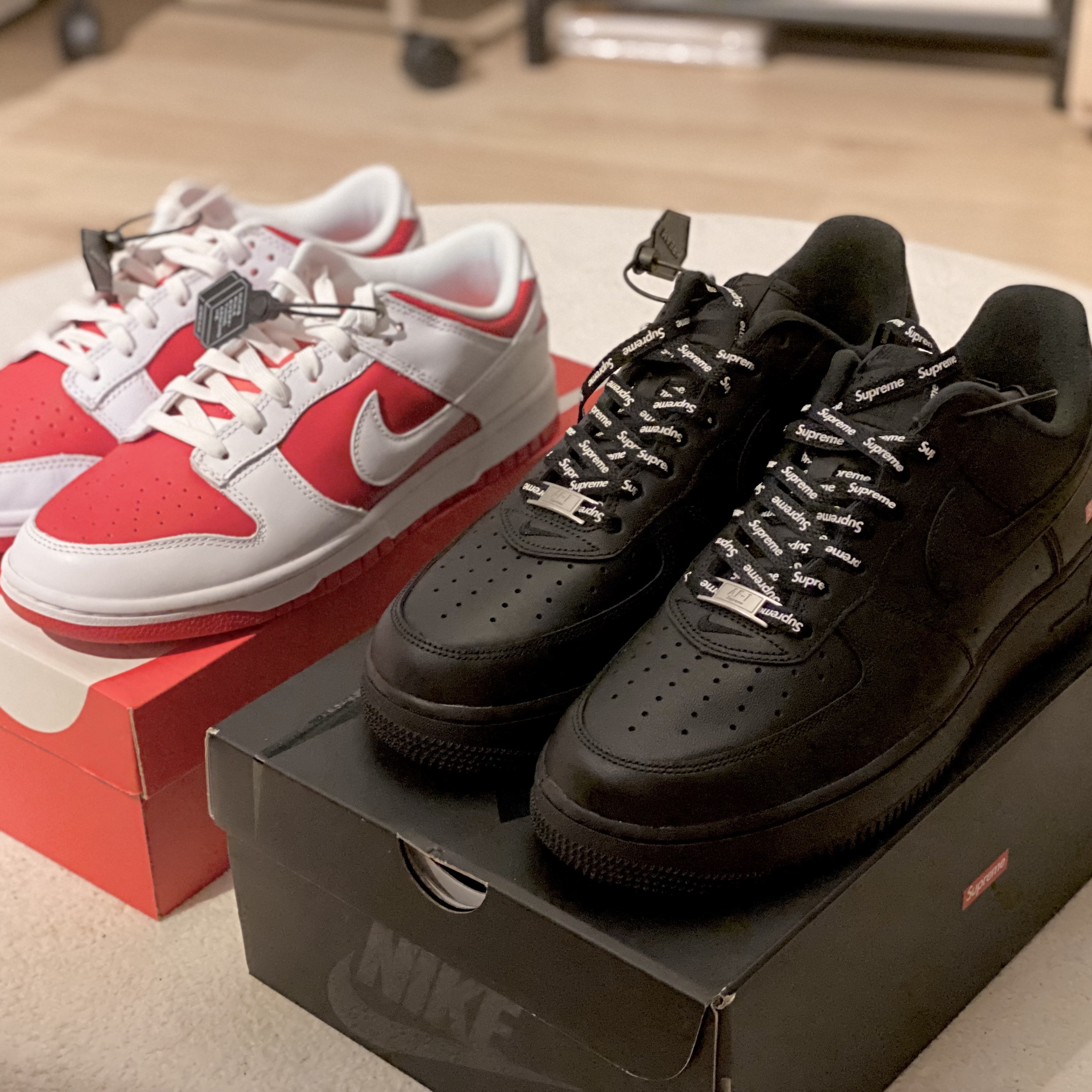 Nike Dunk Low Retro Championship Red, Nike x Supreme Air Force 1 Low Black 착용 스타일