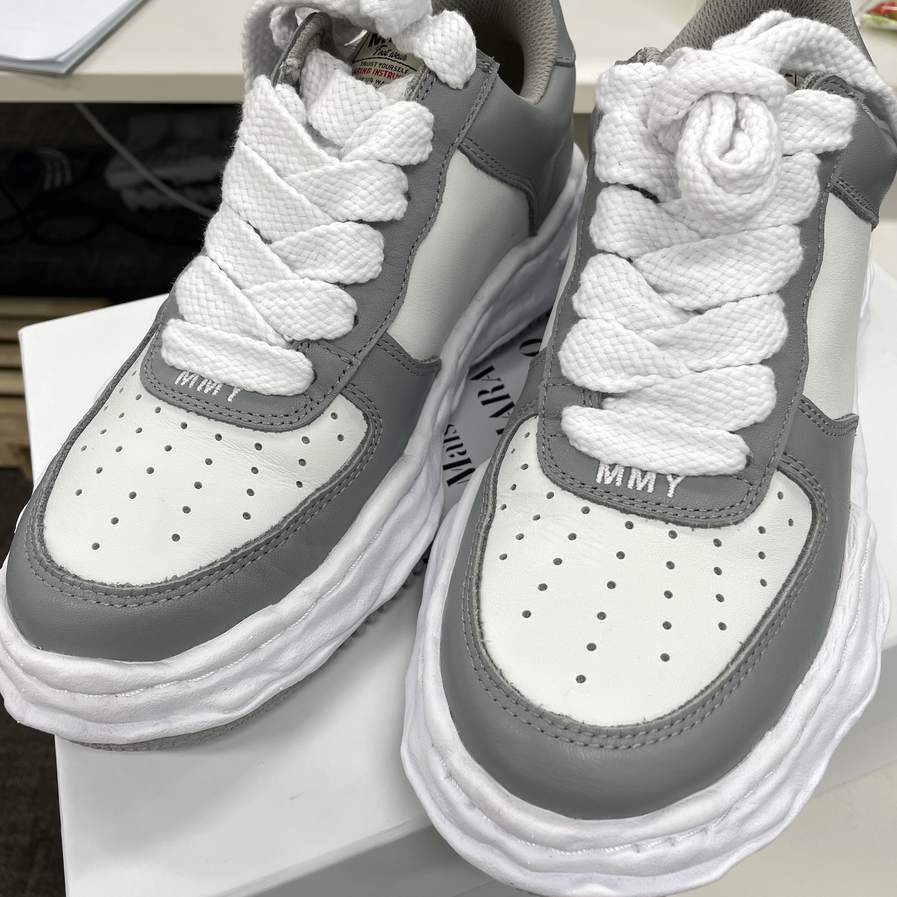 Maison Mihara Yasuhiro Wayne OG Sole Leather Low-top Sneakers Gray White 착용 스타일 - 1