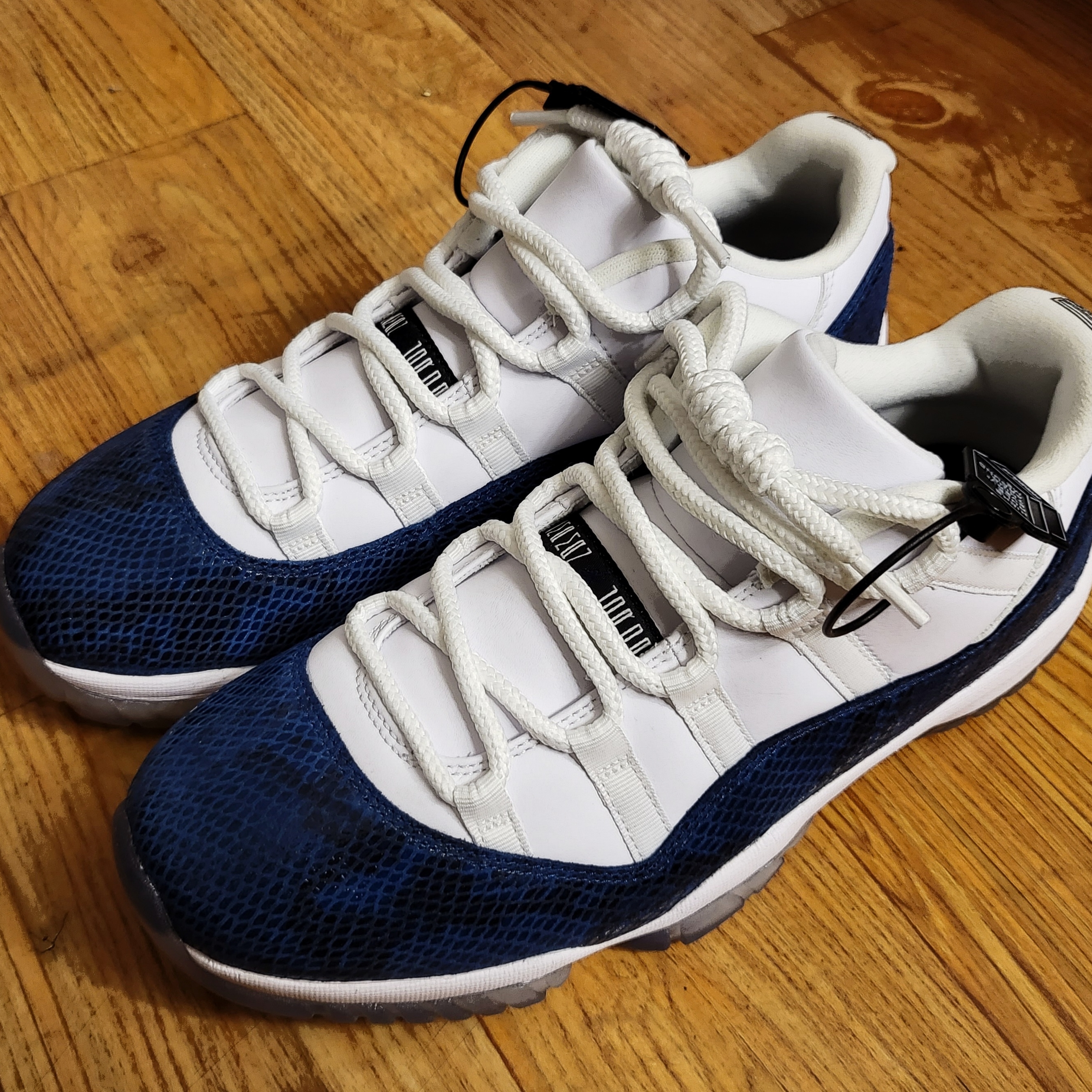Jordan 11 Retro Low Navy Snakeskin 2019, Jordan 11 Retro Low Snake Light Bone 착용 스타일 - 3