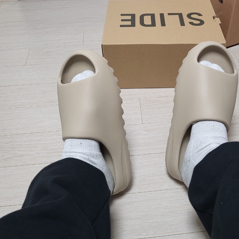 Adidas Yeezy Slide Pure 착용 스타일