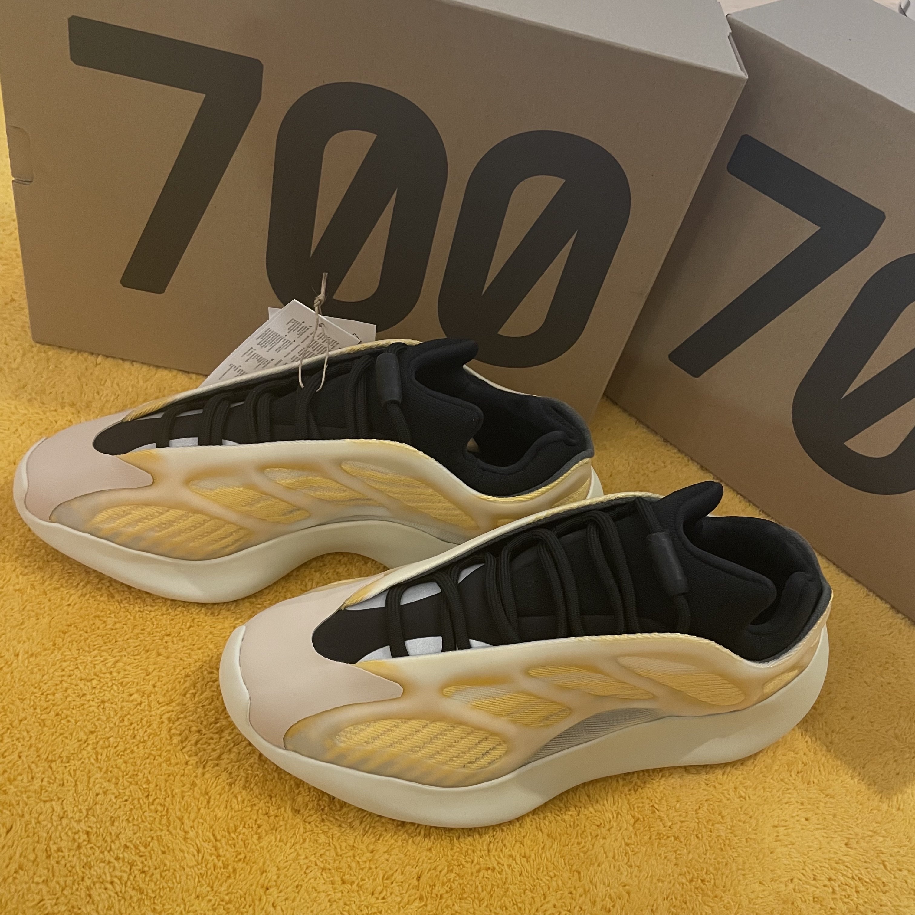 Adidas Yeezy 700 V3 Mono Safflower 착용 스타일