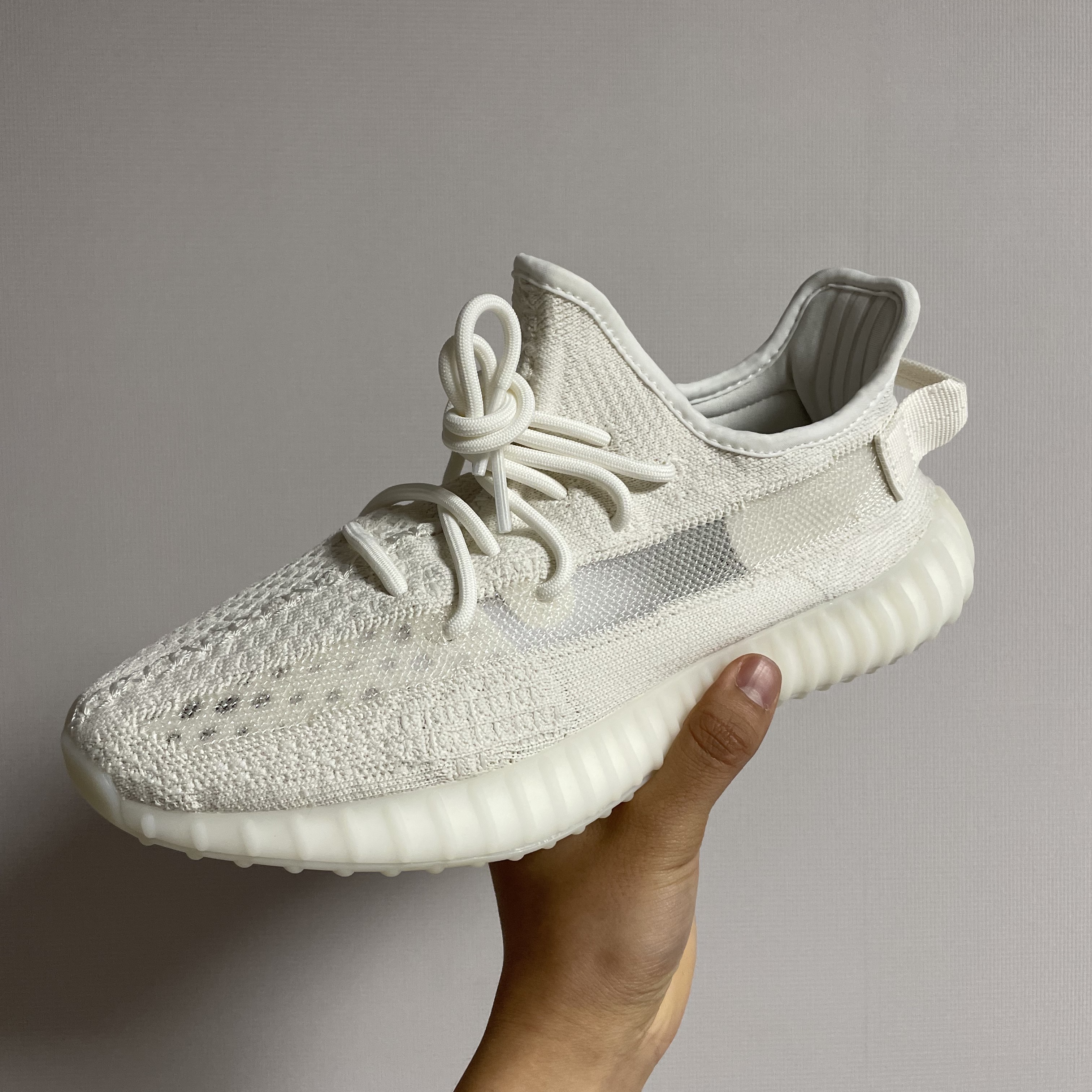 Adidas Yeezy Boost 350 V2 Bone 착용 스타일