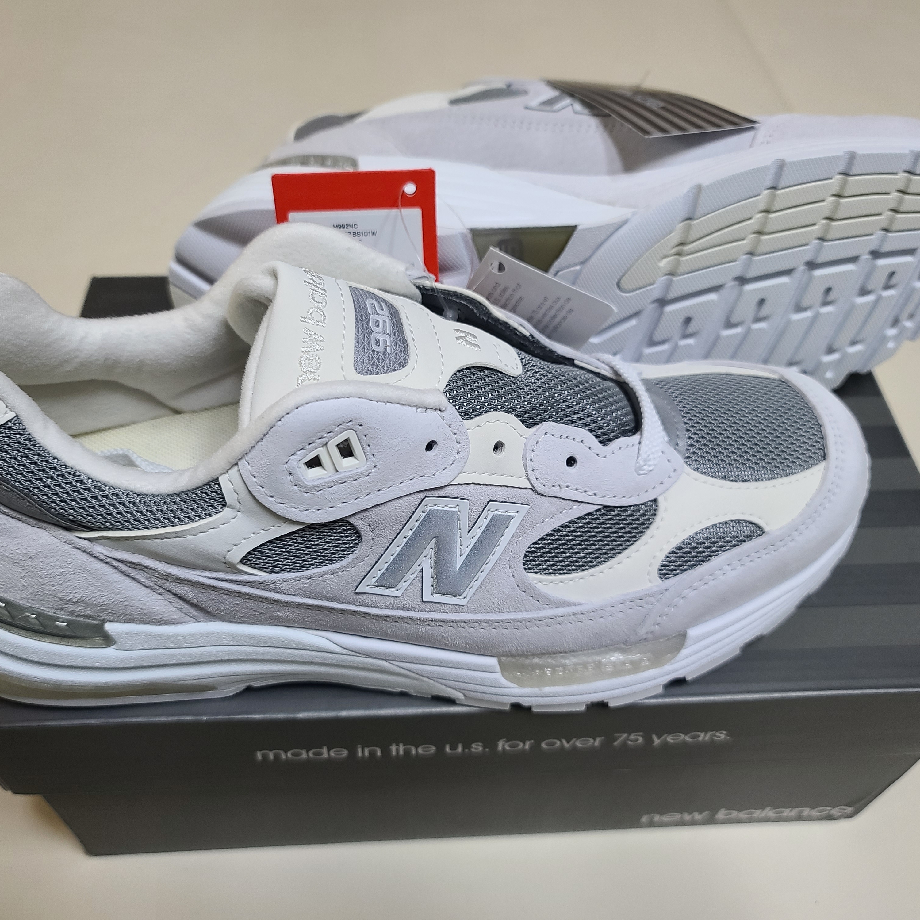 New Balance 992 Made in USA White Silver 착용 스타일 - 1