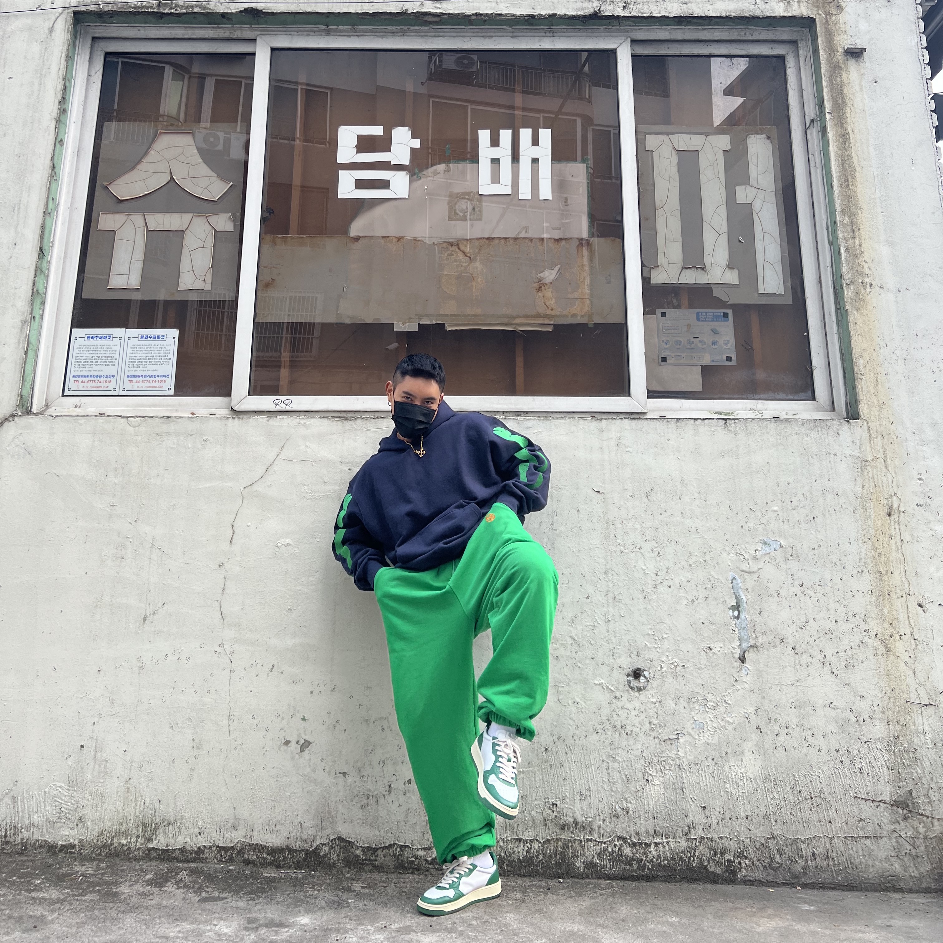 Autry Medalist Low Leather Sneakers Green White 착용 스타일