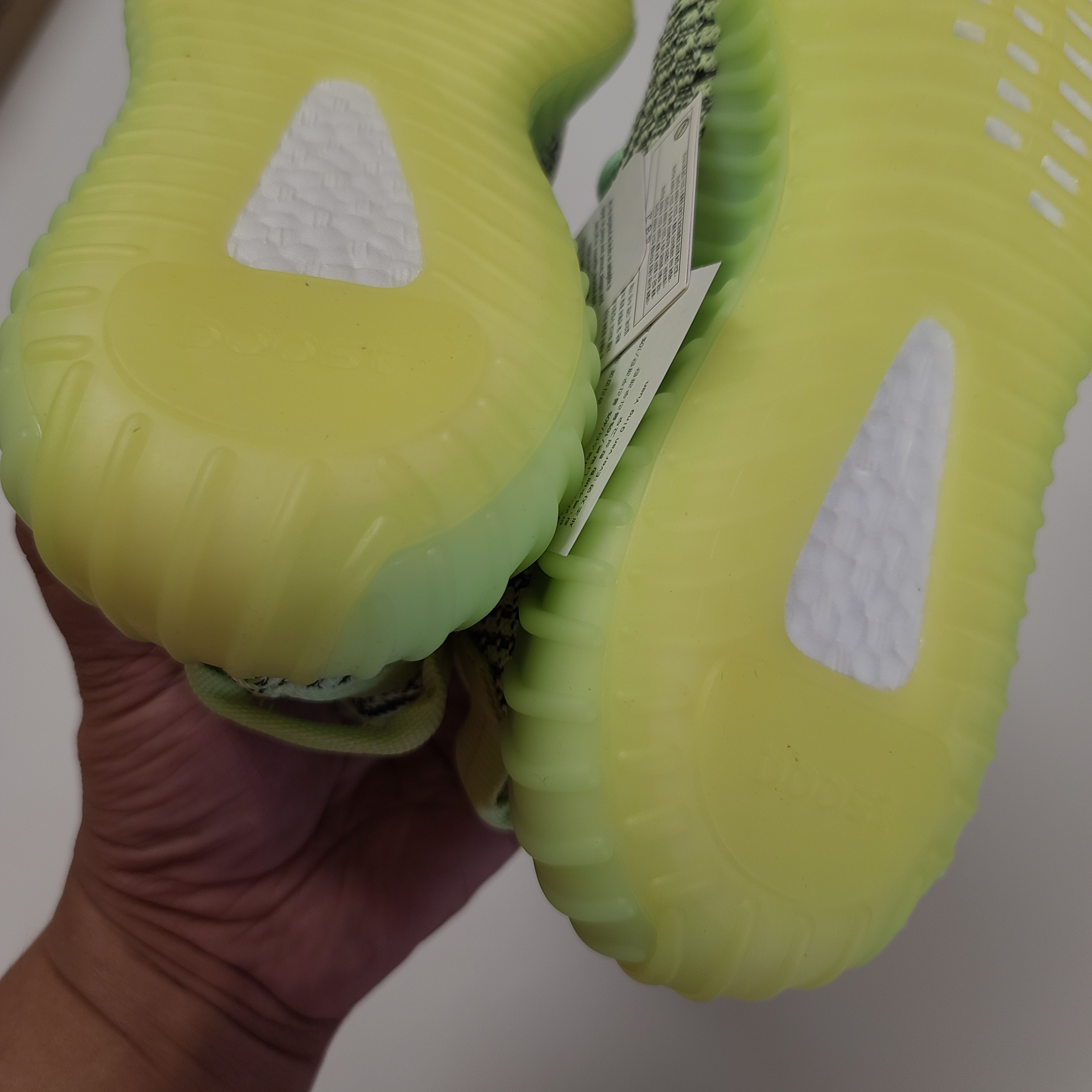 Adidas Yeezy Boost 350 V2 Yeezreel - Non-Reflective 착용 스타일 - 5