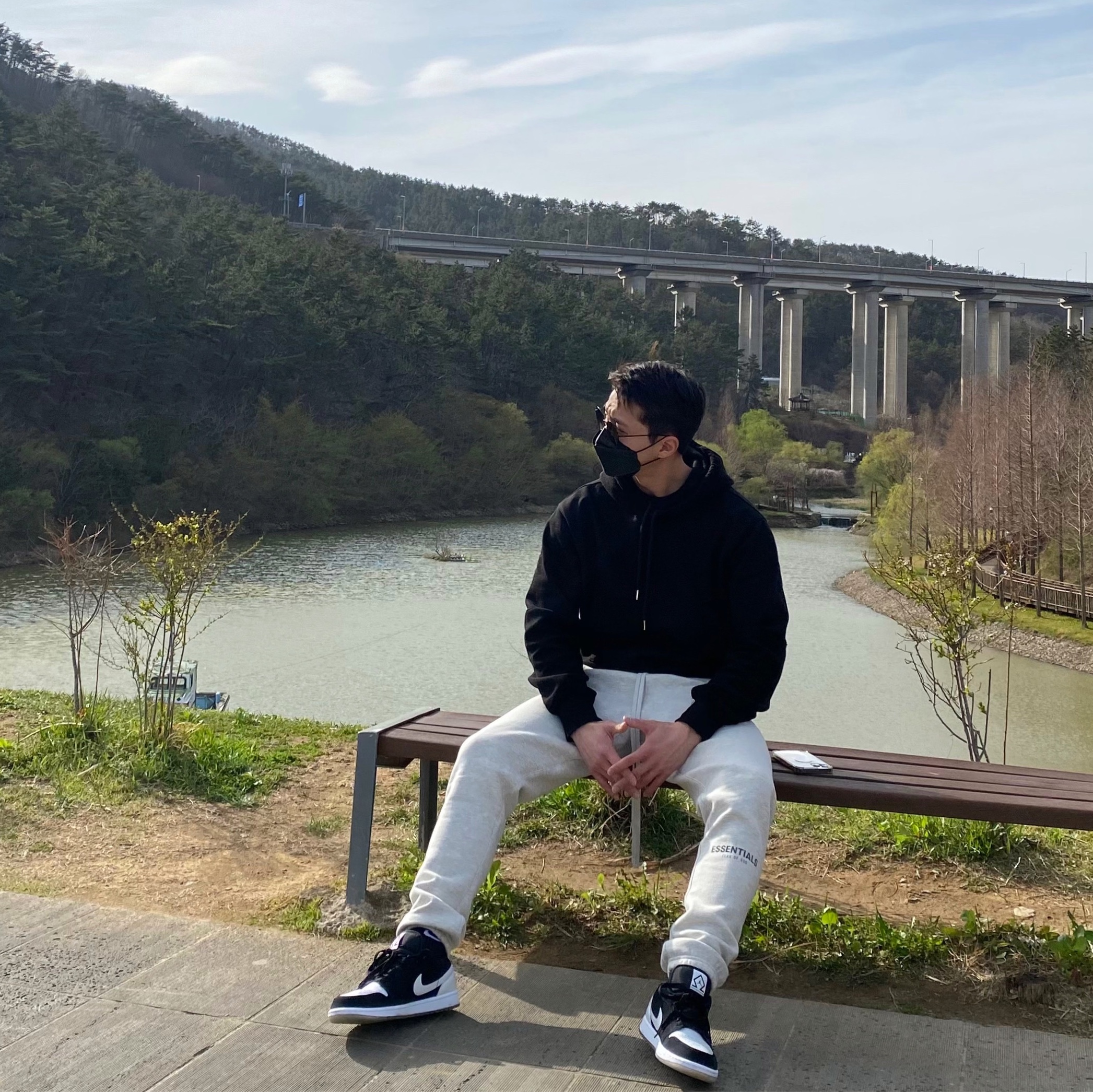 Essentials The Core Collection Sweatpants Oatmeal, Jordan 1 Low SE Diamond 착용 스타일