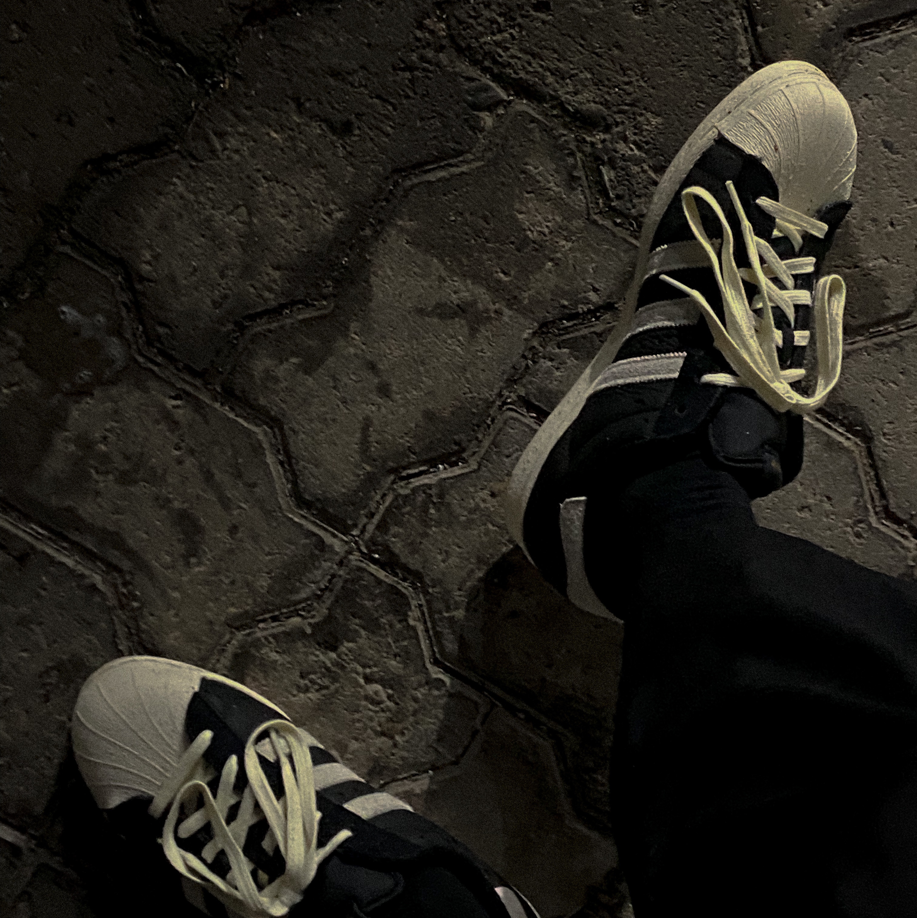 Adidas Superstar 82 Black White 착용 스타일 - 4