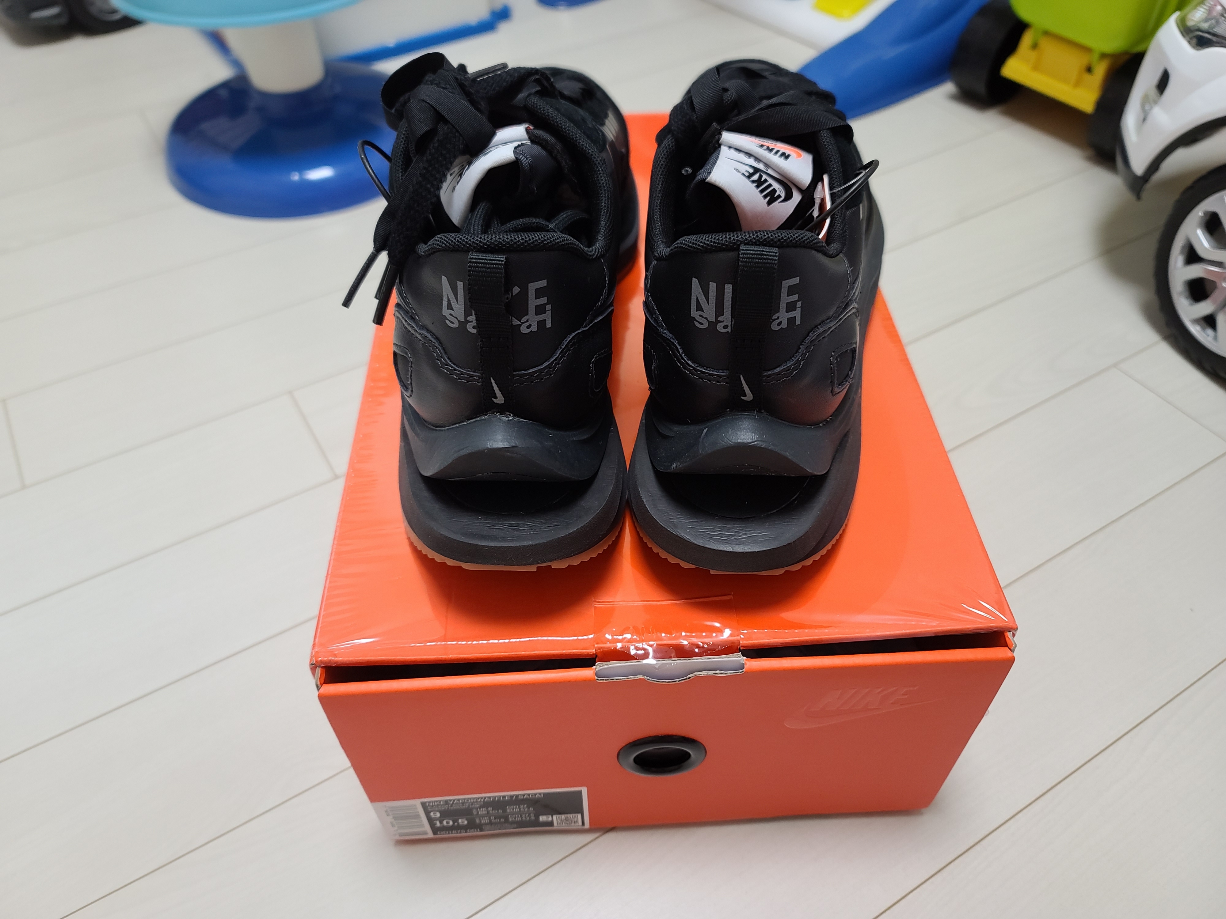 Nike x Sacai VaporWaffle Black and Gum 착용 스타일 - 4