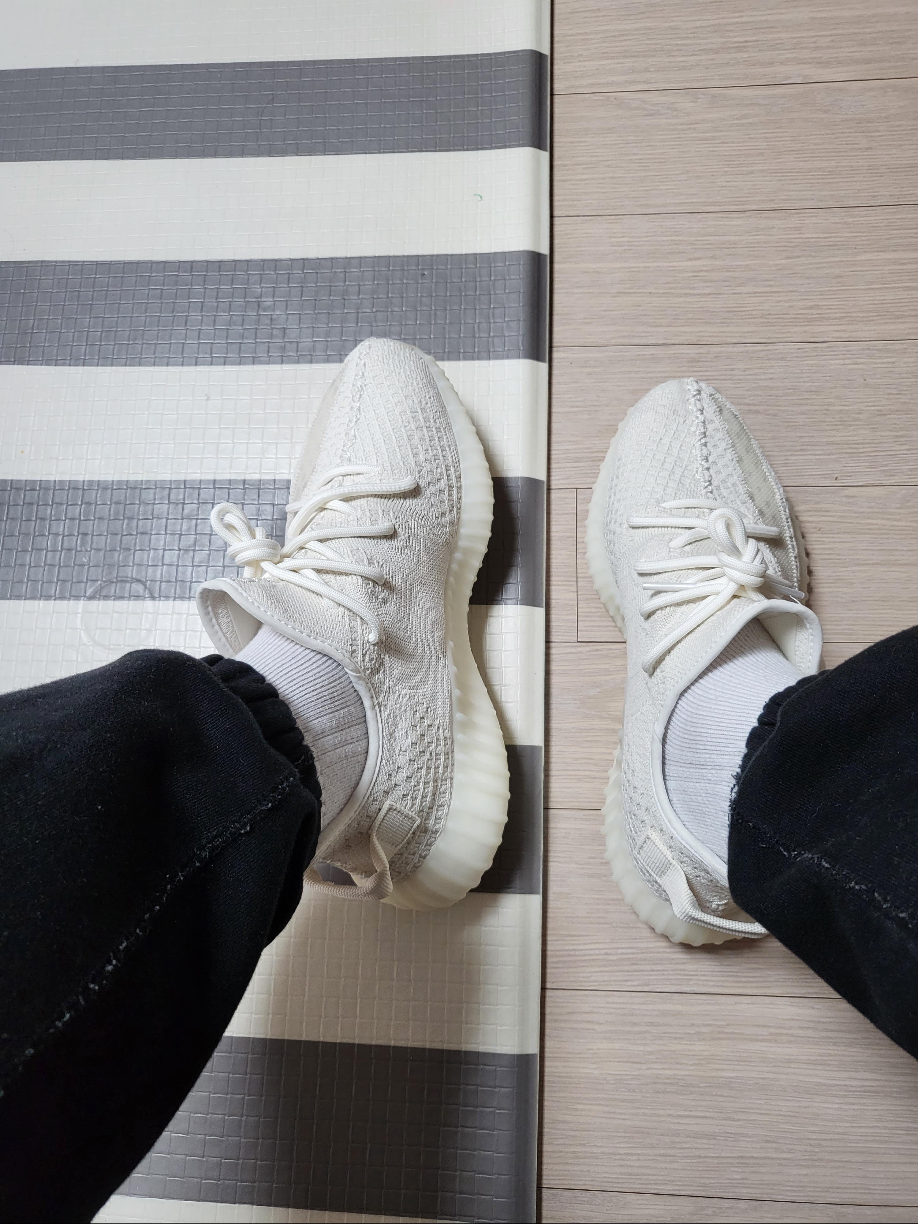 Adidas Yeezy Boost 350 V2 Bone 착용 스타일 - 2