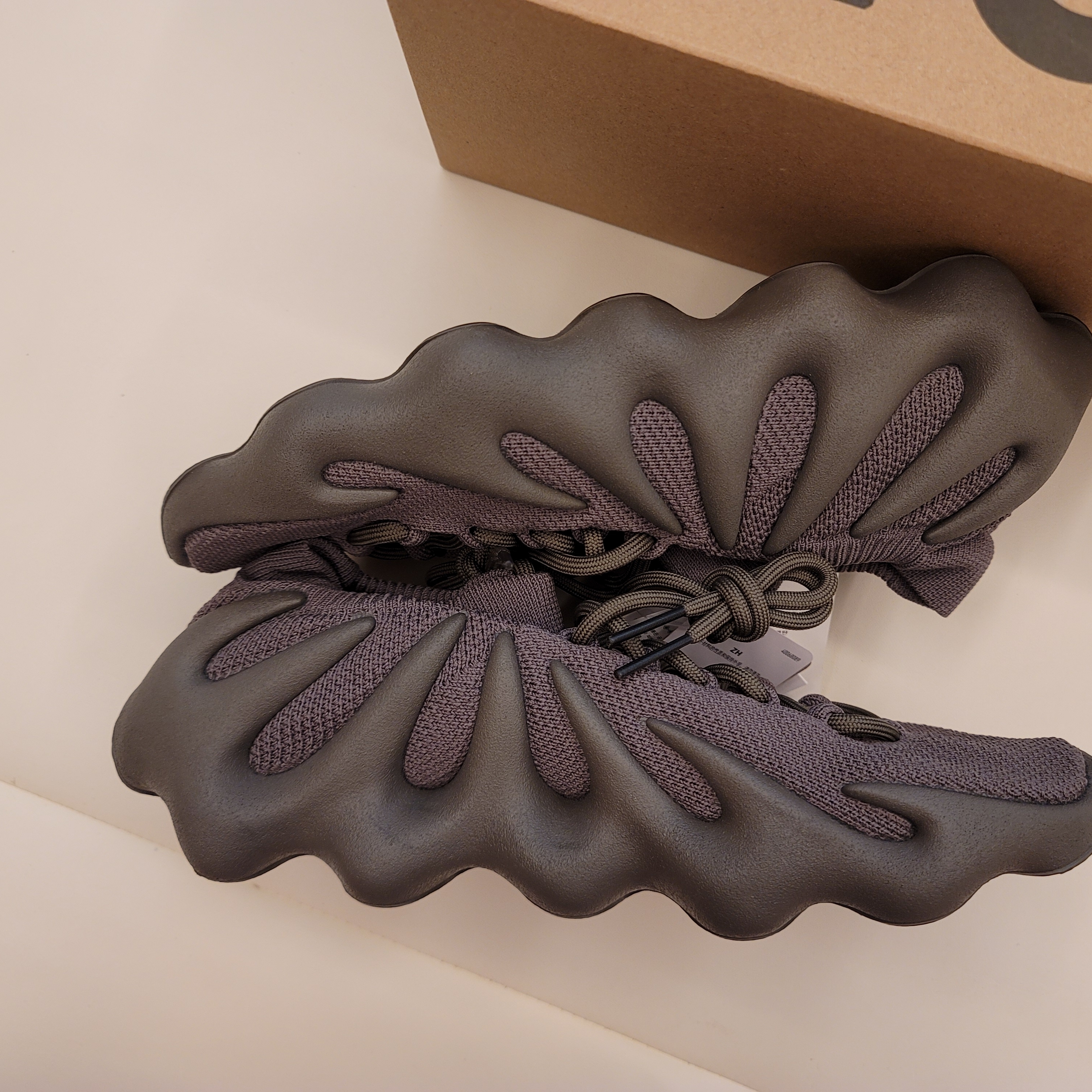 Adidas Yeezy 450 Cinder 착용 스타일 - 4