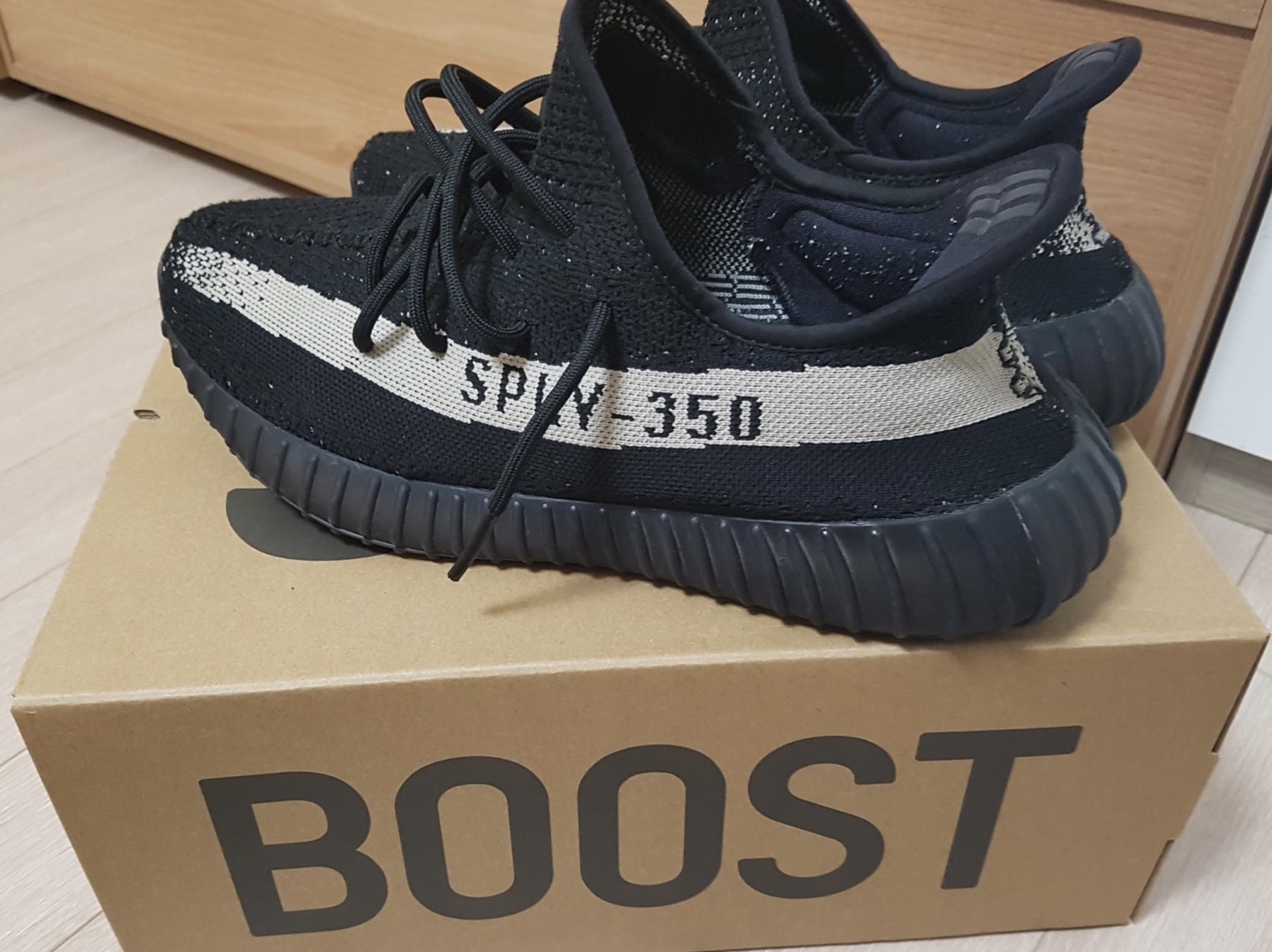 Adidas Yeezy Boost 350 V2 Core Black White 2016 착용 스타일