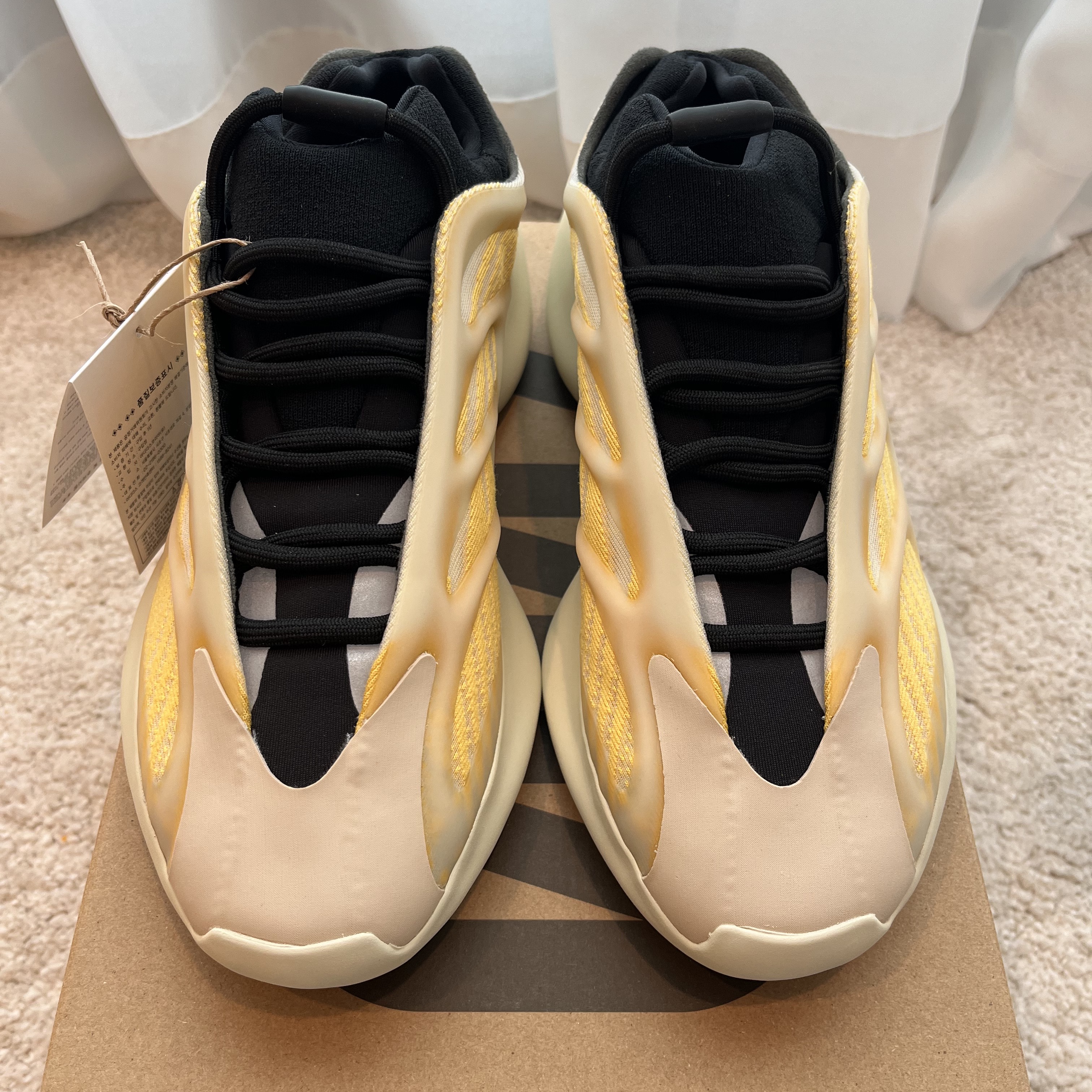 Adidas Yeezy 700 V3 Mono Safflower 착용 스타일 - 2