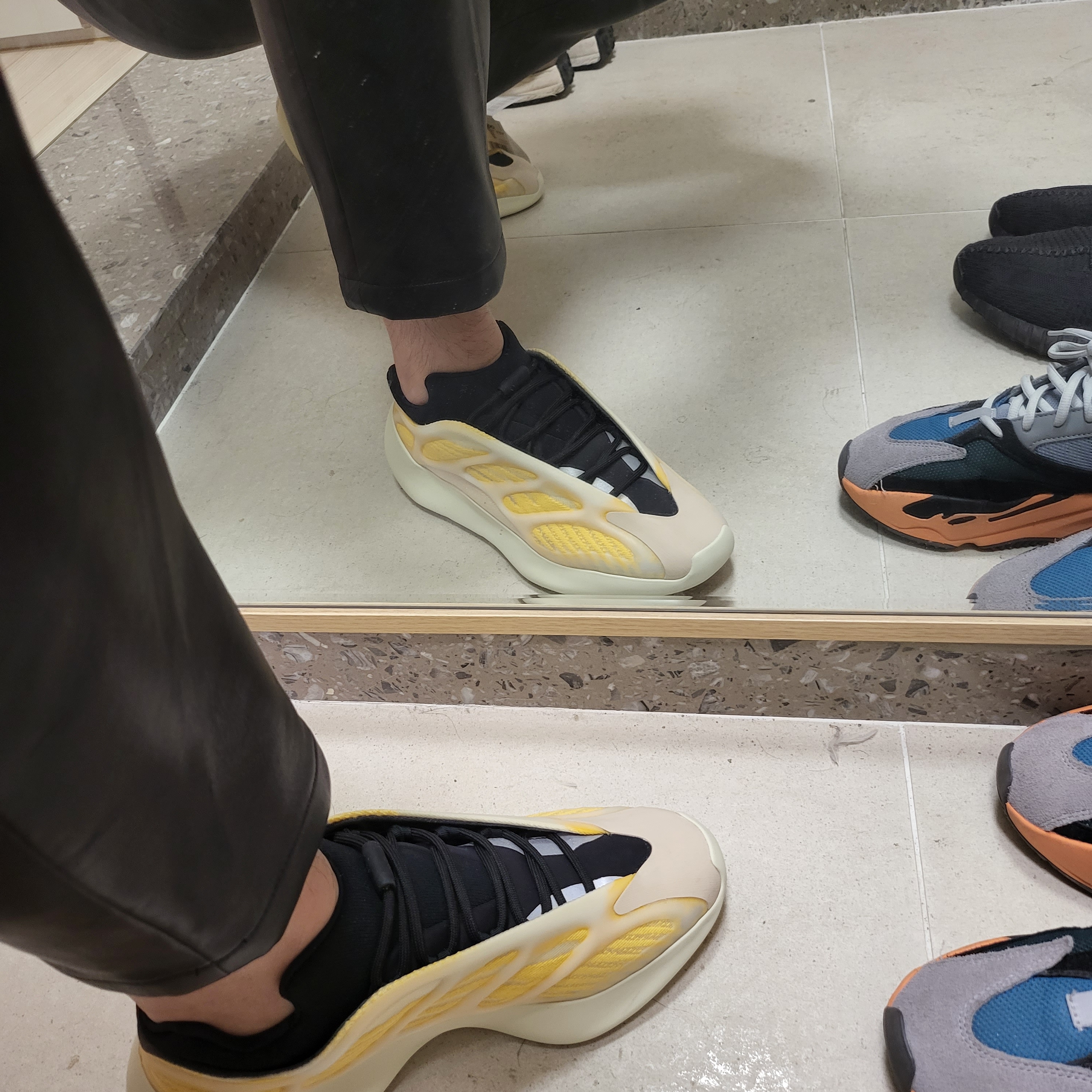 Adidas Yeezy 700 V3 Mono Safflower 착용 스타일 - 1