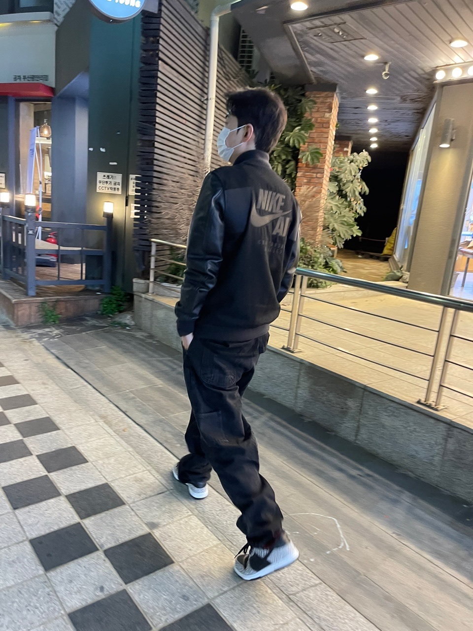 Nike x Supreme Dunk Low Pro SB Black Cement 2002, Supreme Webbing Keychain Red - 20FW 착용 스타일 - 2