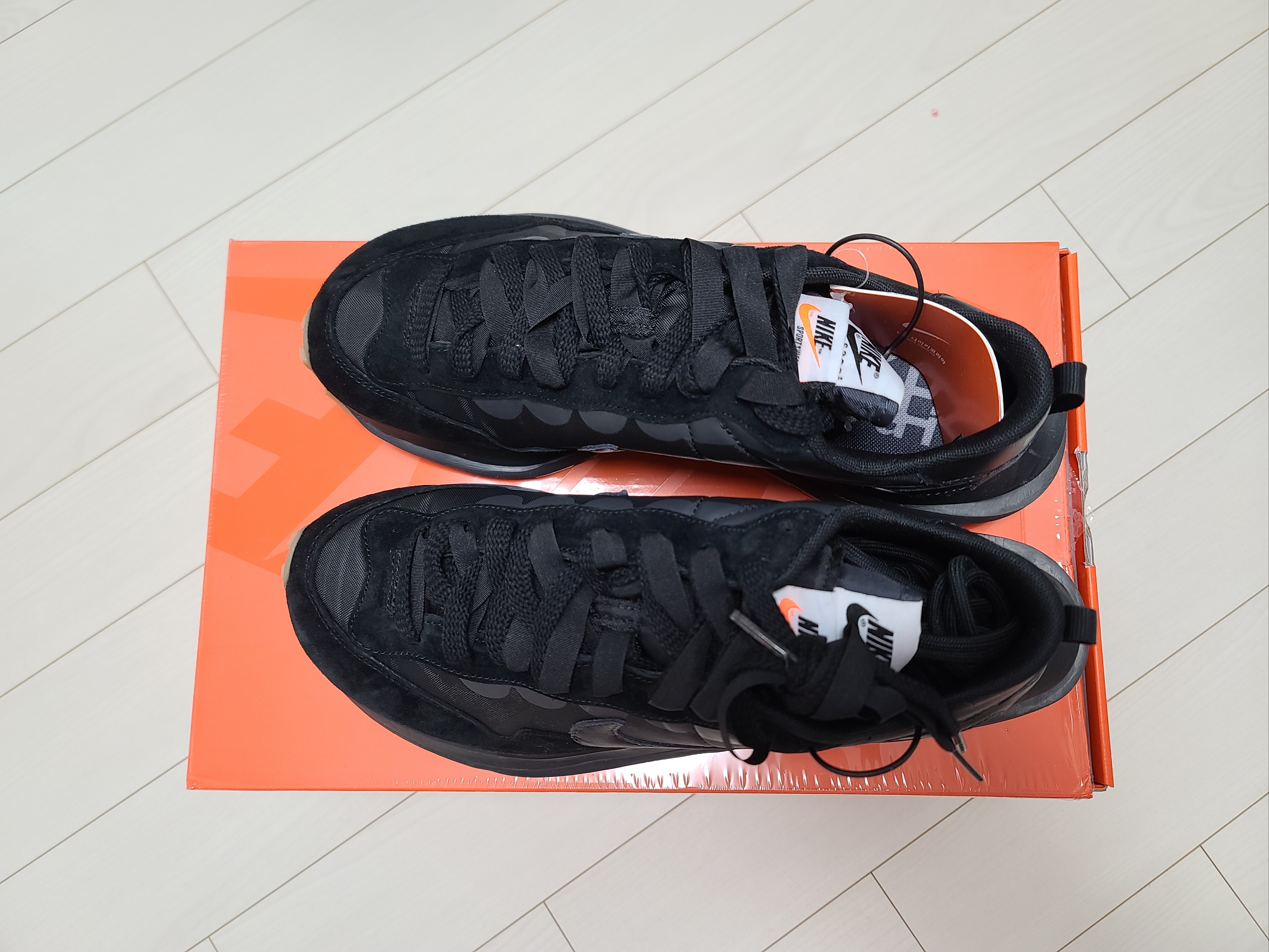 Nike x Sacai VaporWaffle Black and Gum 착용 스타일 - 3