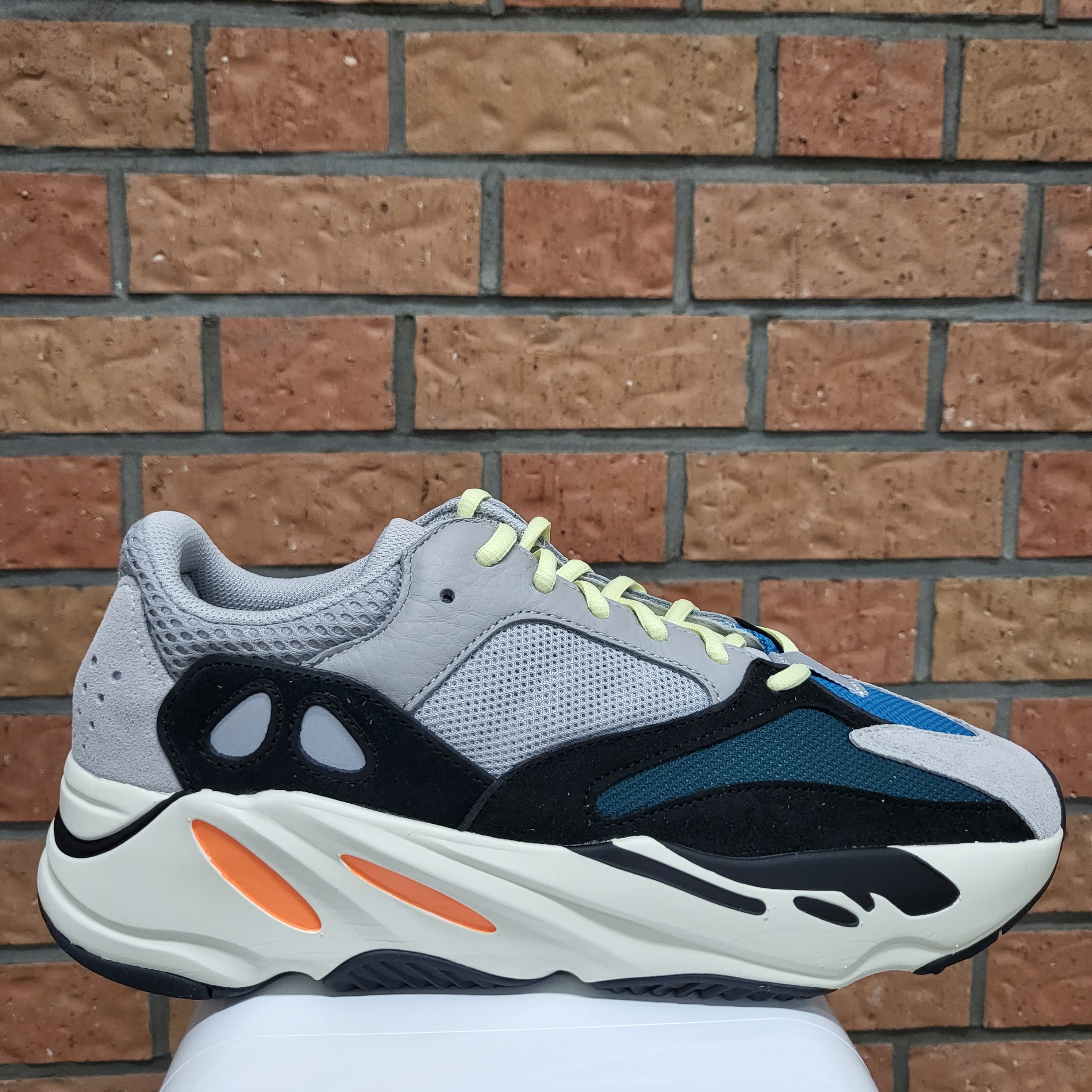 Adidas Yeezy Boost 700 Wave Runner Solid Grey 2021/2022 착용 스타일