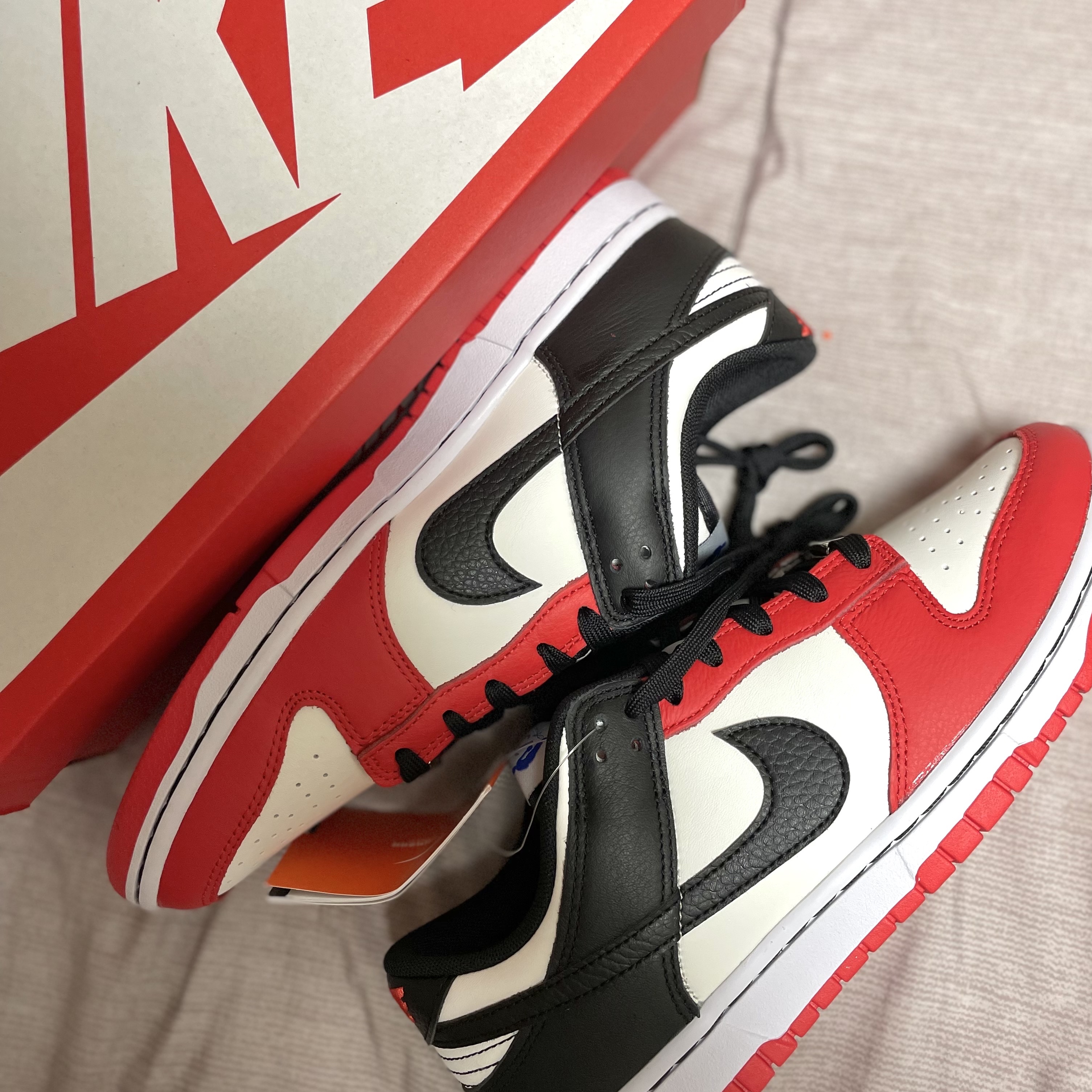 Nike x NBA Dunk Low Retro EMB Black and Chile Red 착용 스타일