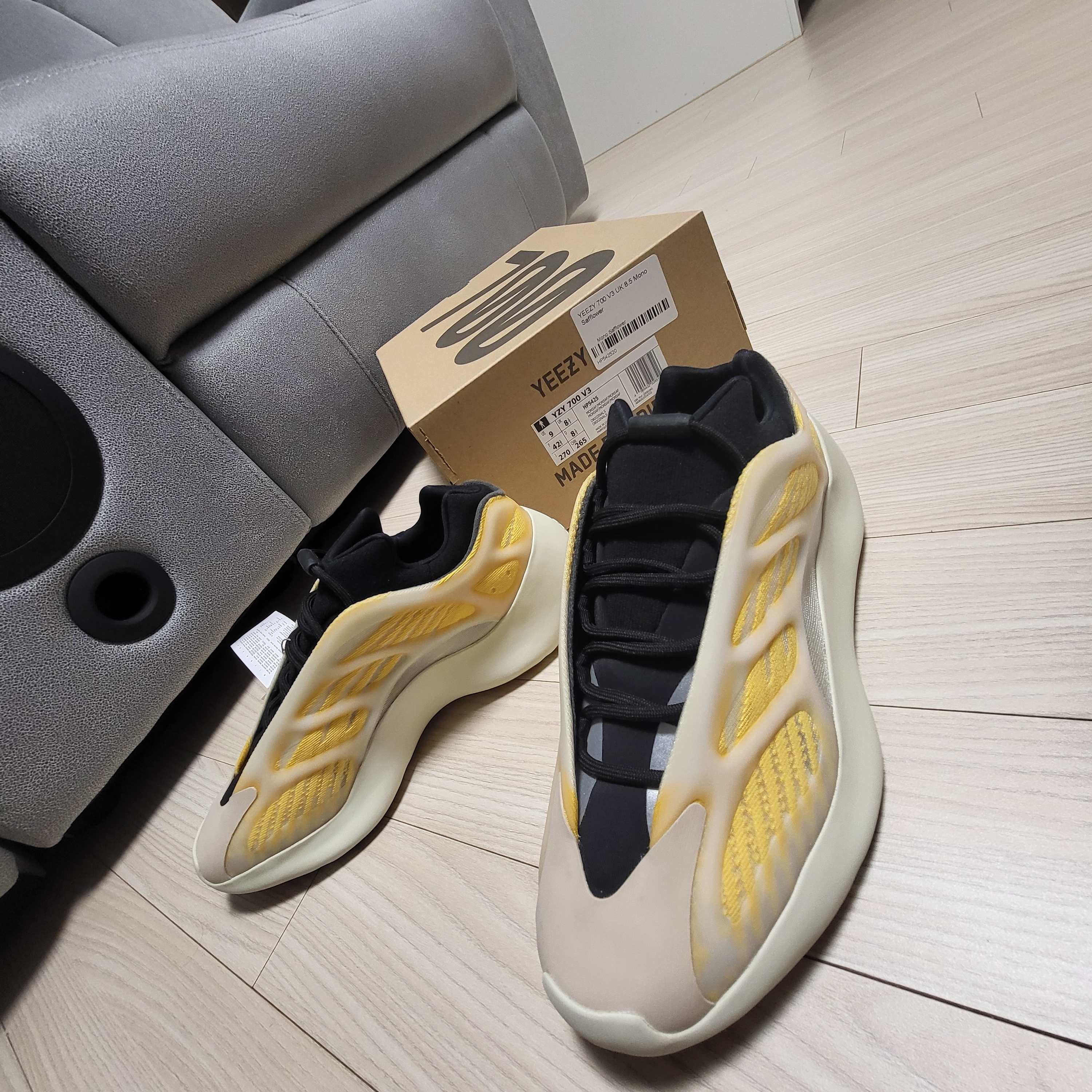 Adidas Yeezy 700 V3 Mono Safflower 착용 스타일 - 3