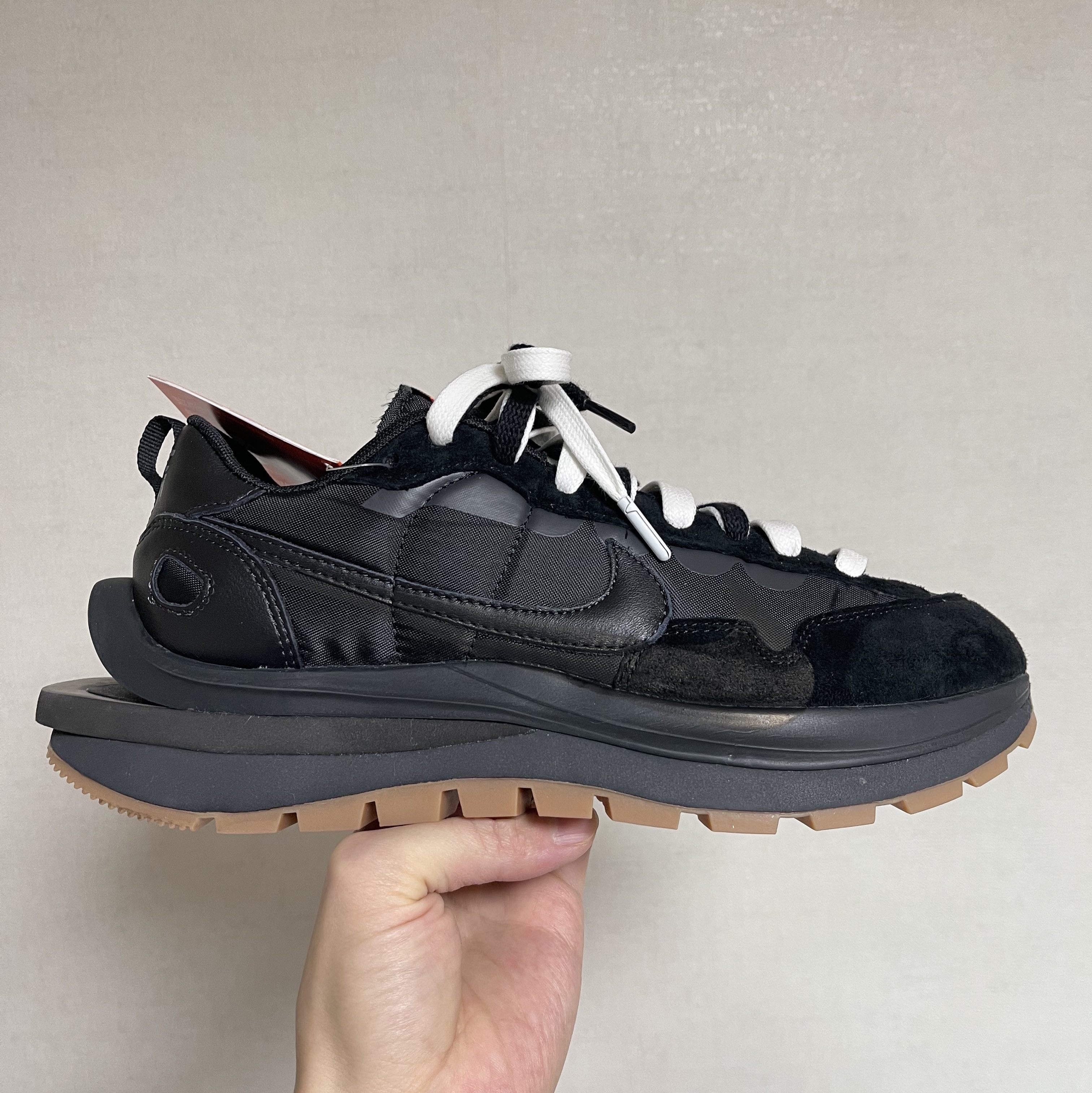 Nike x Sacai VaporWaffle Black and Gum 착용 스타일 - 1