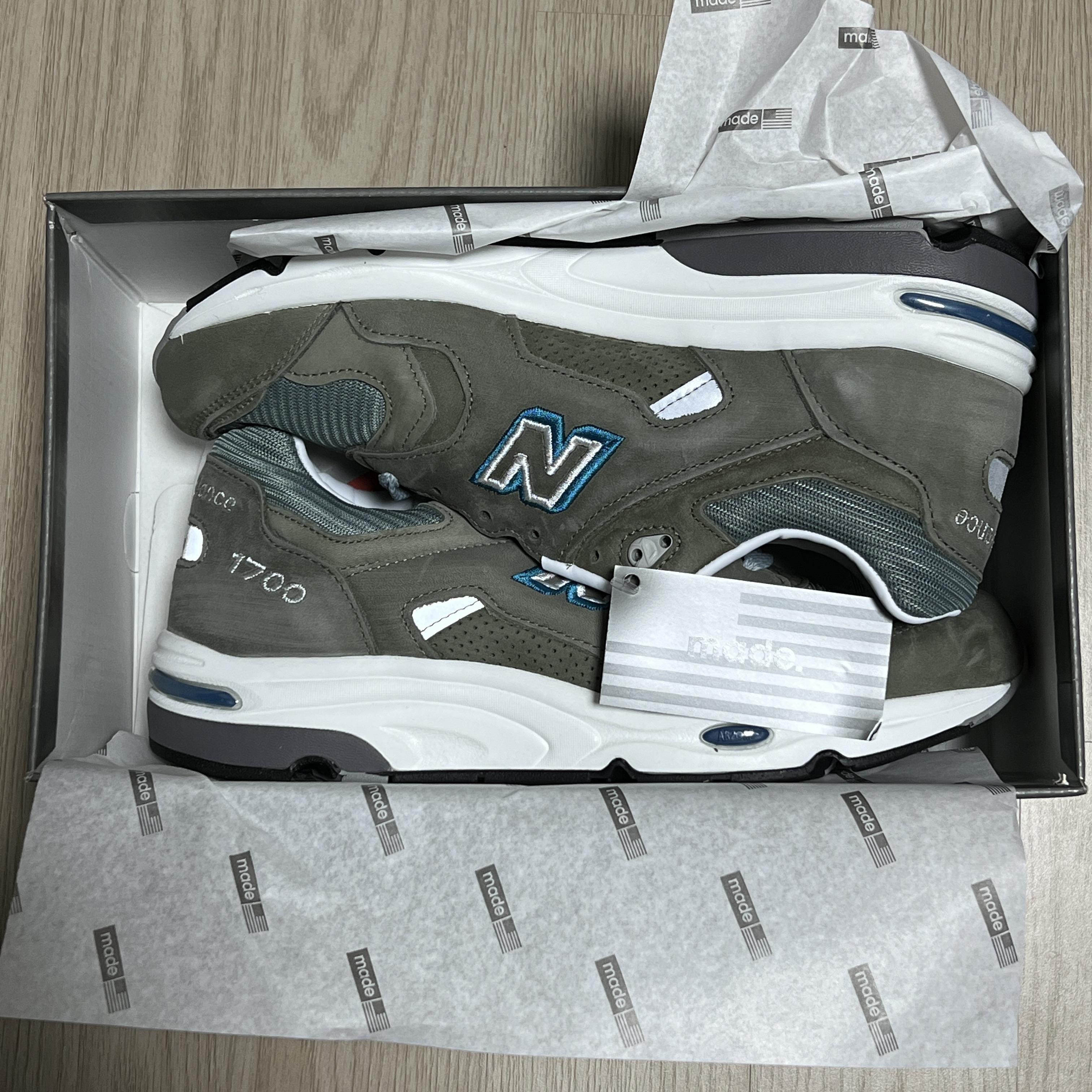 New Balance 1700 Made in USA Brown Steel Blue 착용 스타일 - 3