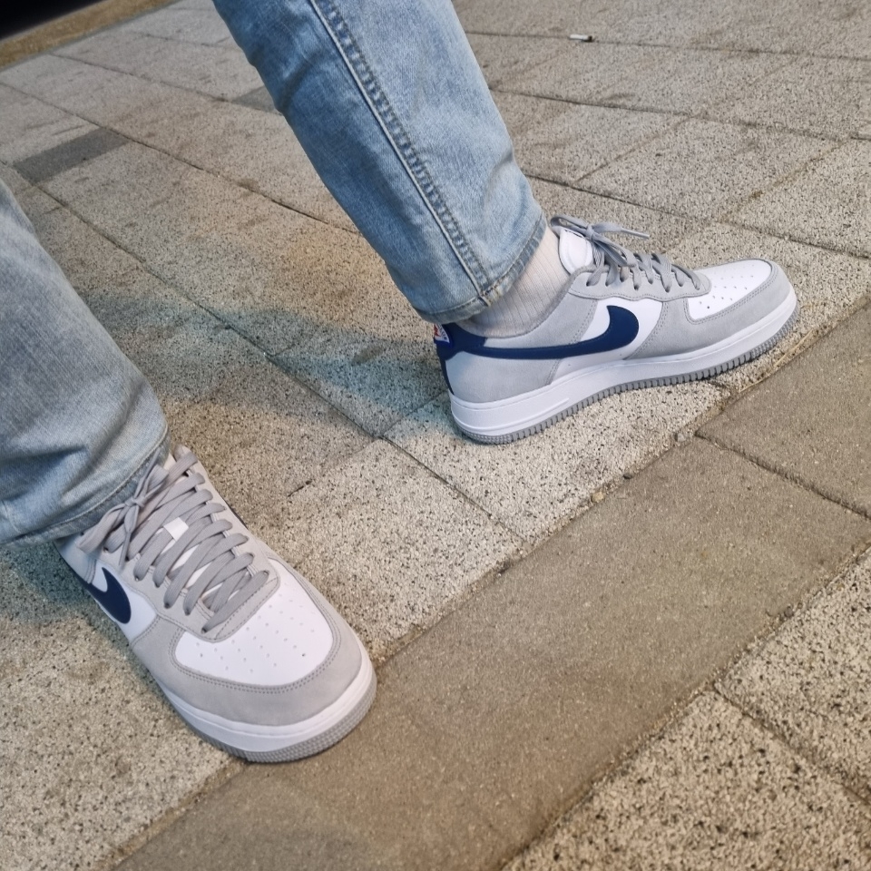 Nike Air Force 1 '07 LV8 Athletic Club Light Smoke Grey Marina 착용 스타일