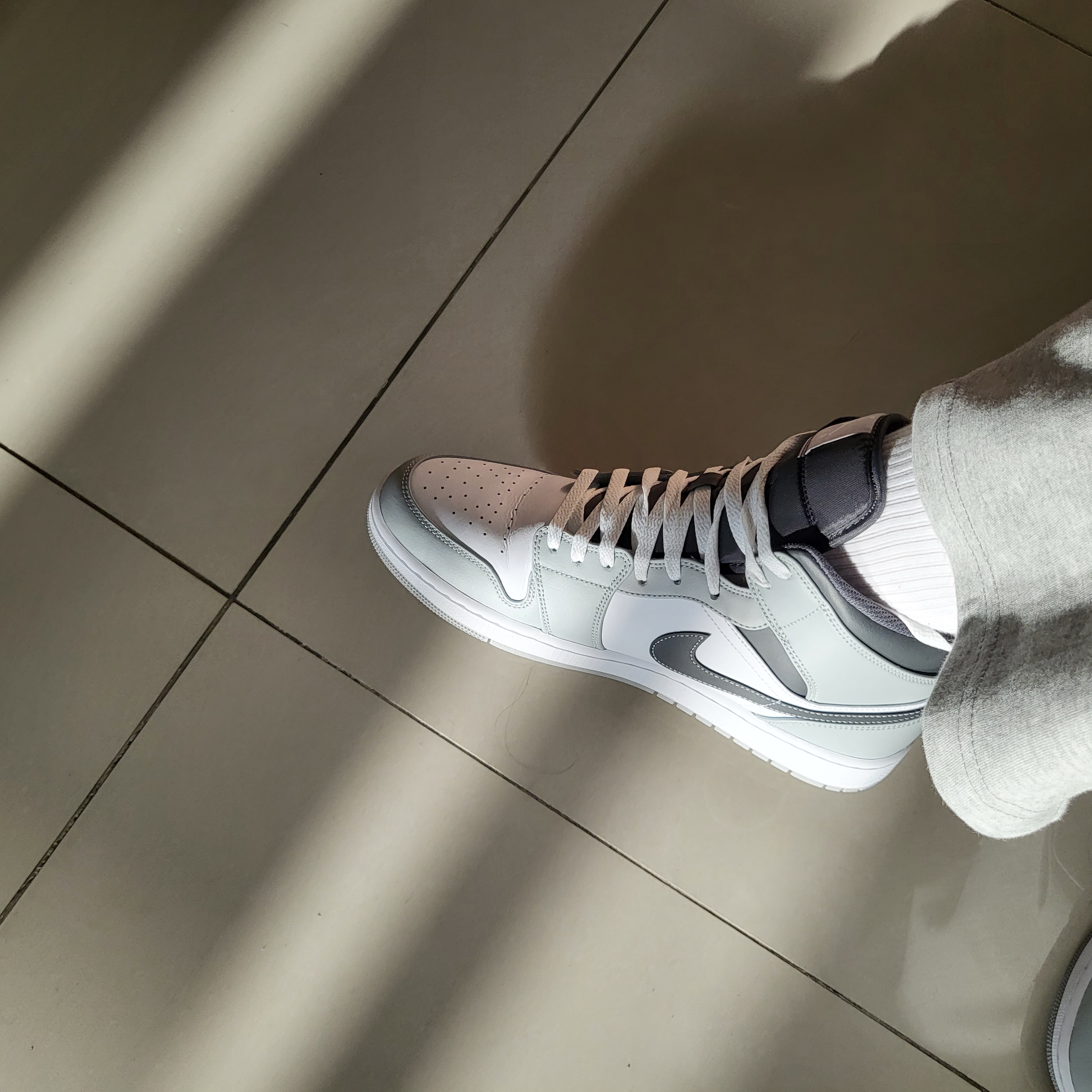 Jordan 1 Mid Light Smoke Grey Anthracite 착용 스타일