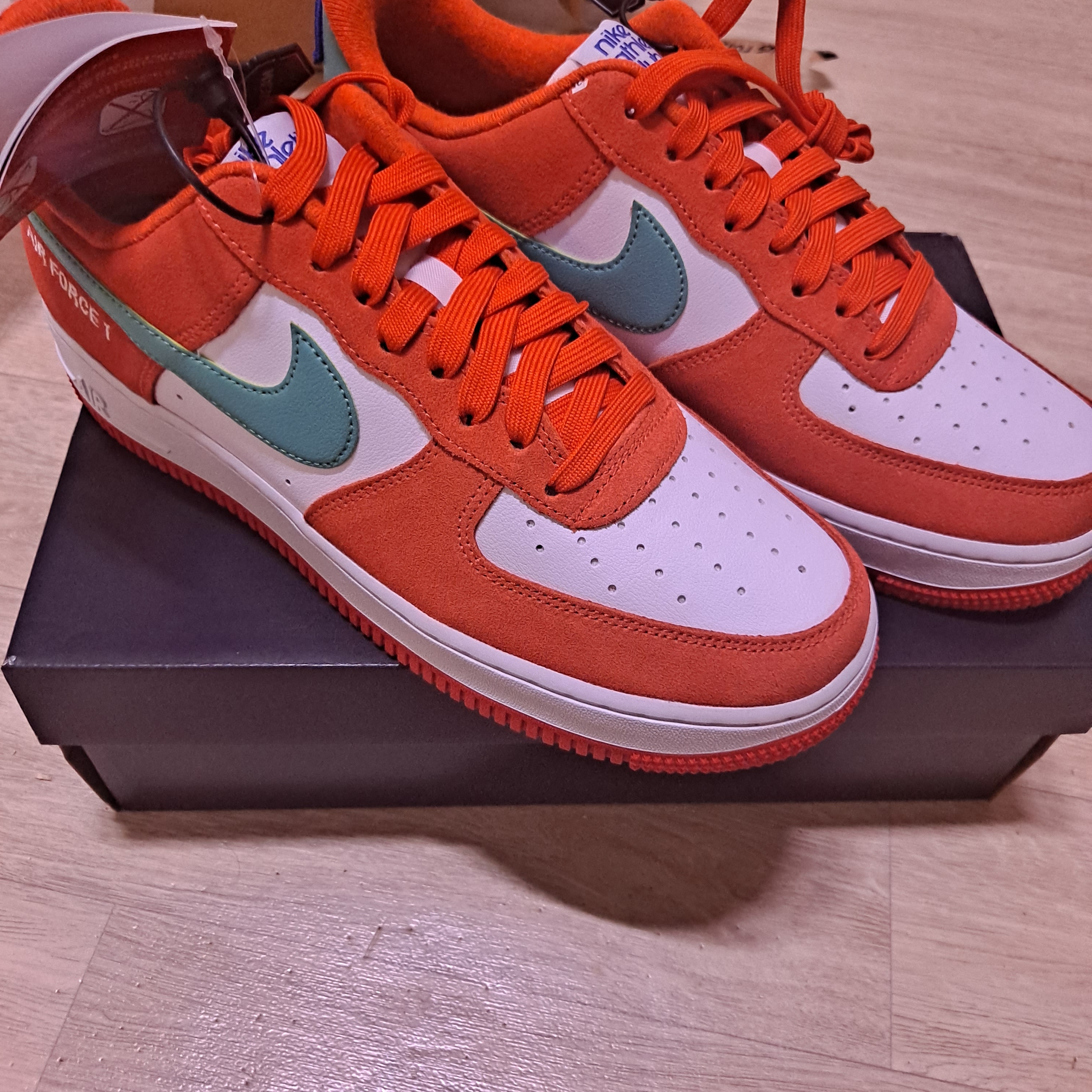 Nike Air Force 1 '07 LV8 Athletic Club Rush Orange Washed Teal 착용 스타일