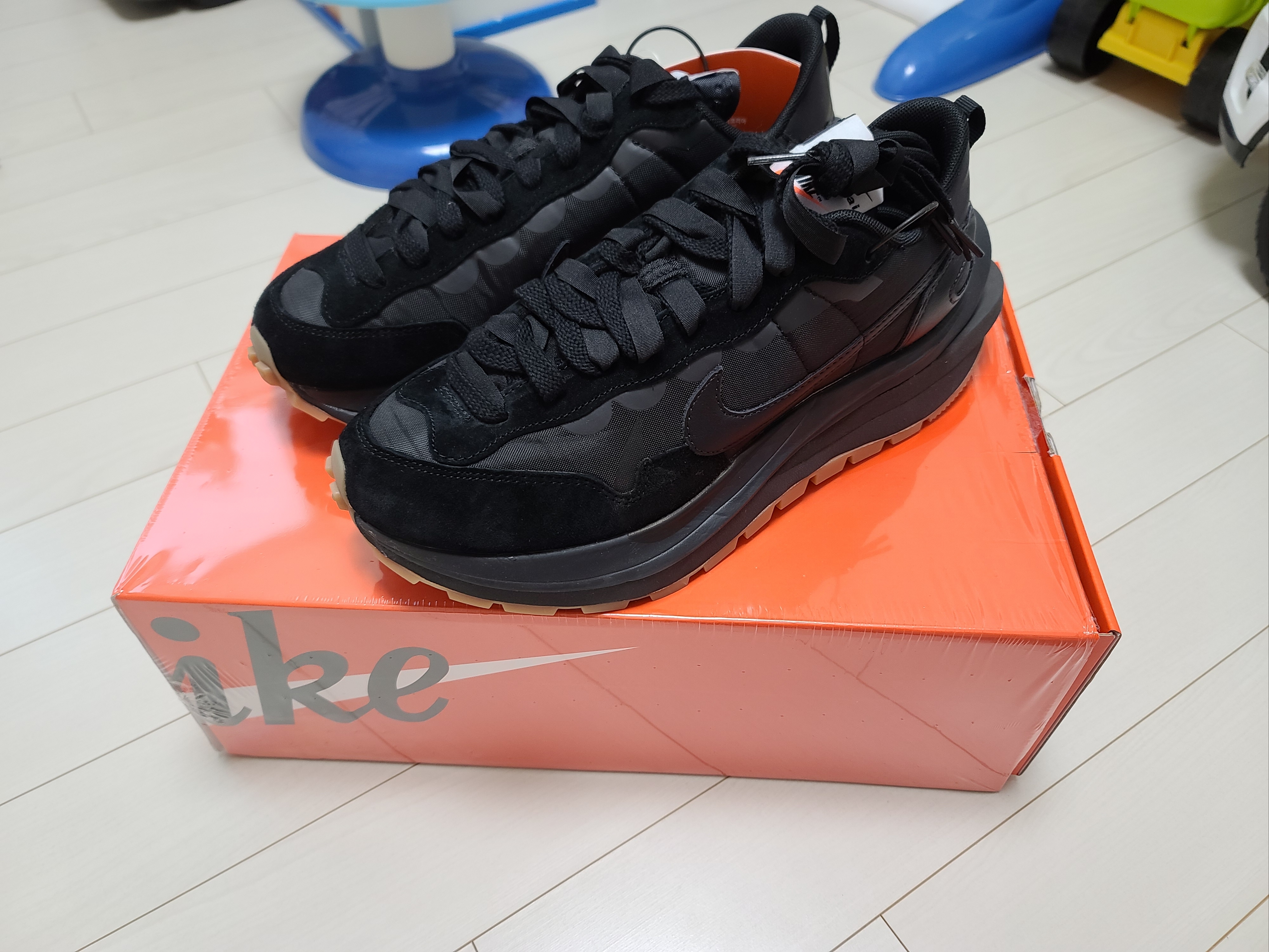Nike x Sacai VaporWaffle Black and Gum 착용 스타일 - 1