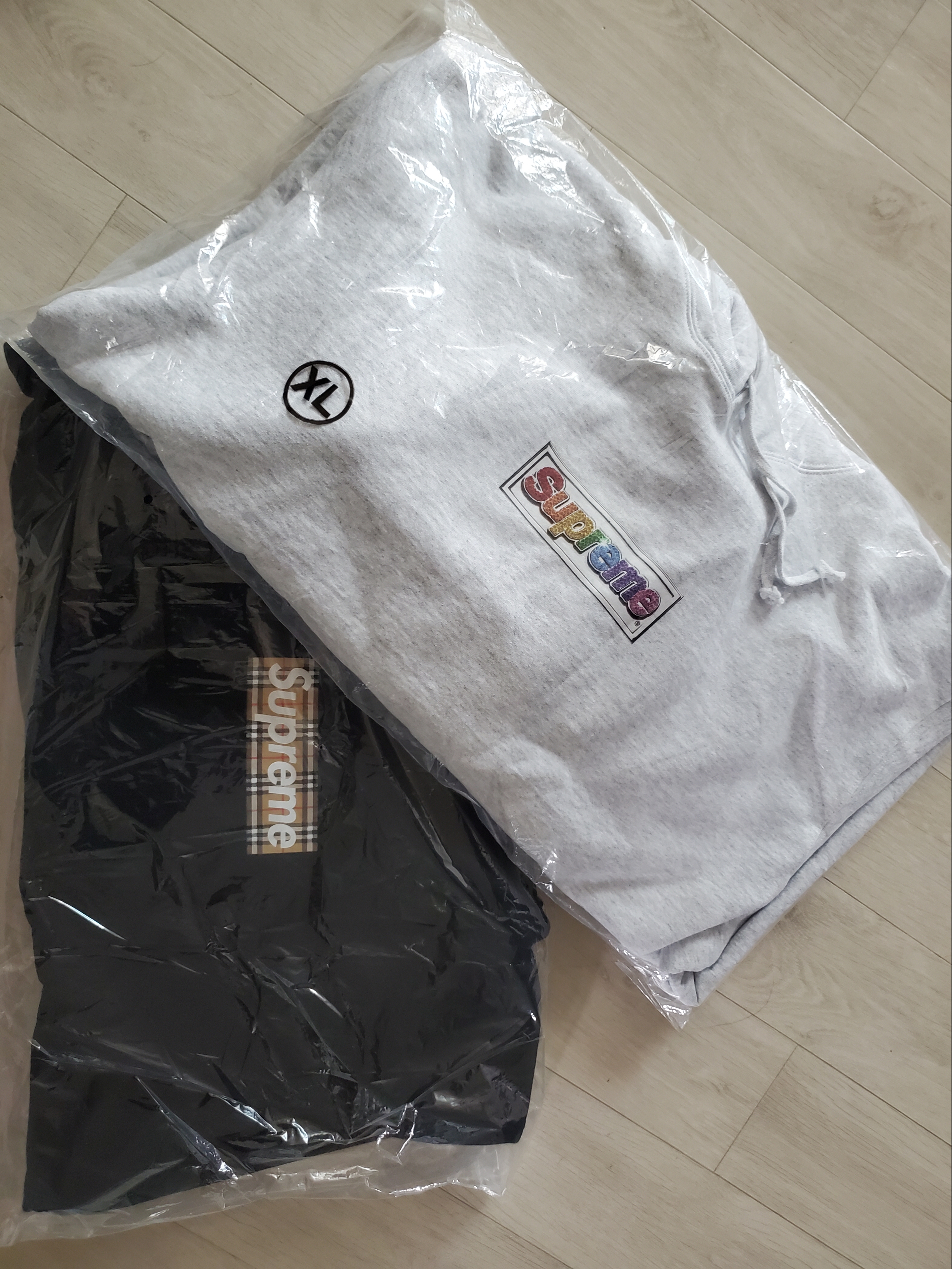 Supreme x Burberry Box Logo Hooded Sweatshirt Black - 22SS, Supreme Bling Box Logo Hooded Sweatshirt Ash Grey - 22SS 착용 스타일