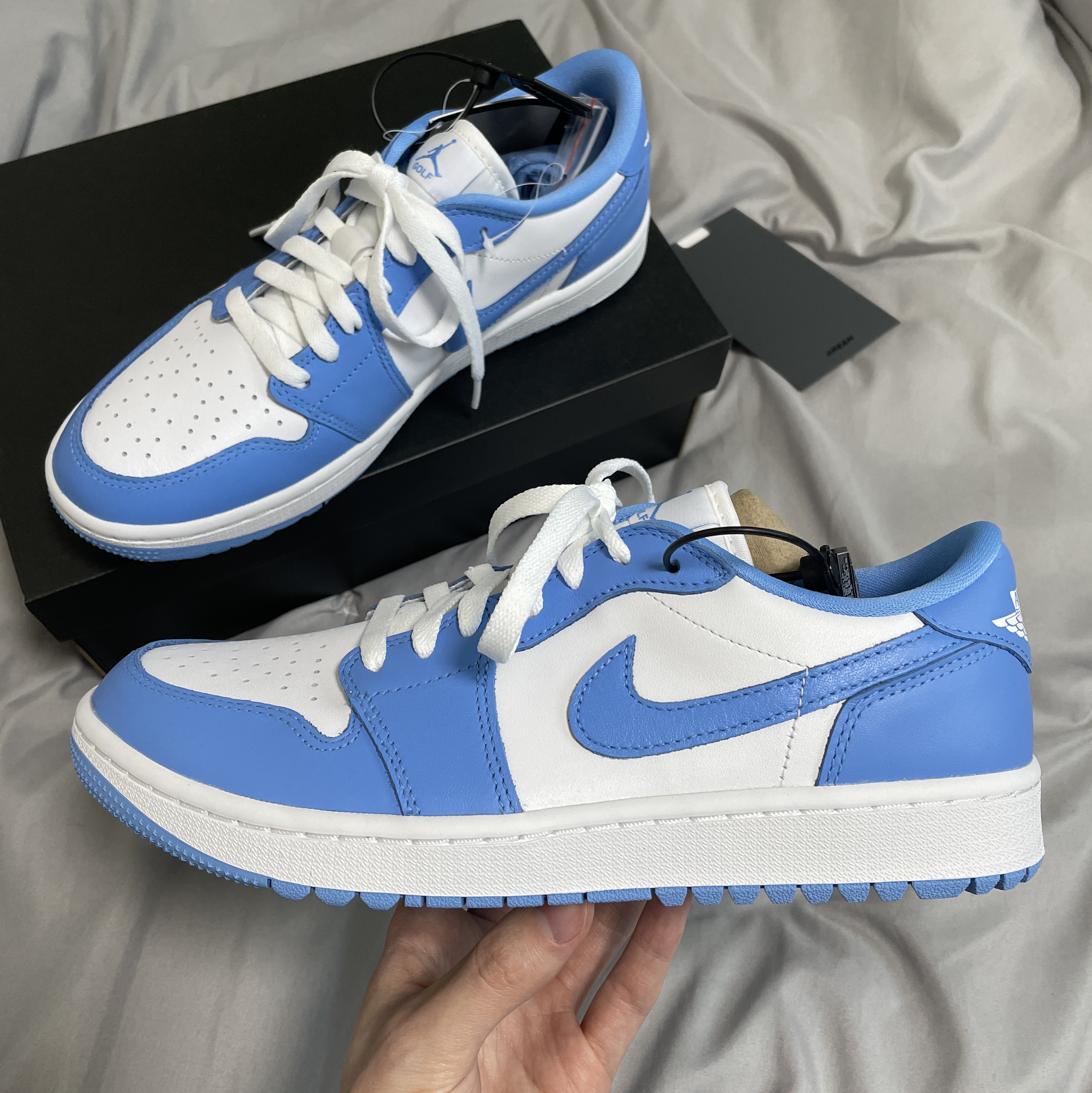 Jordan 1 Low Golf White and University Blue 착용 스타일 - 2